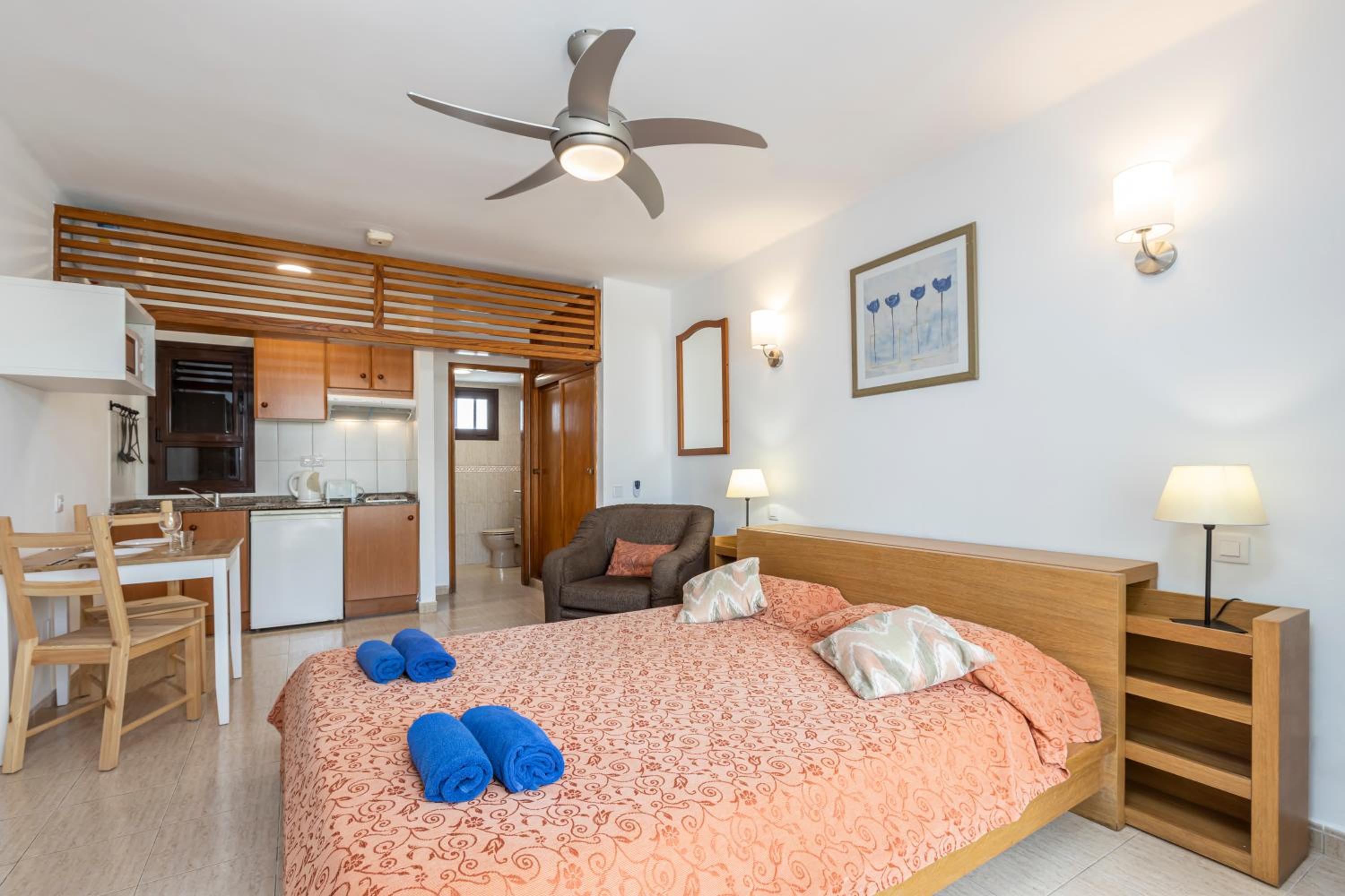 Estudio con vista a la piscina (2 adultos)