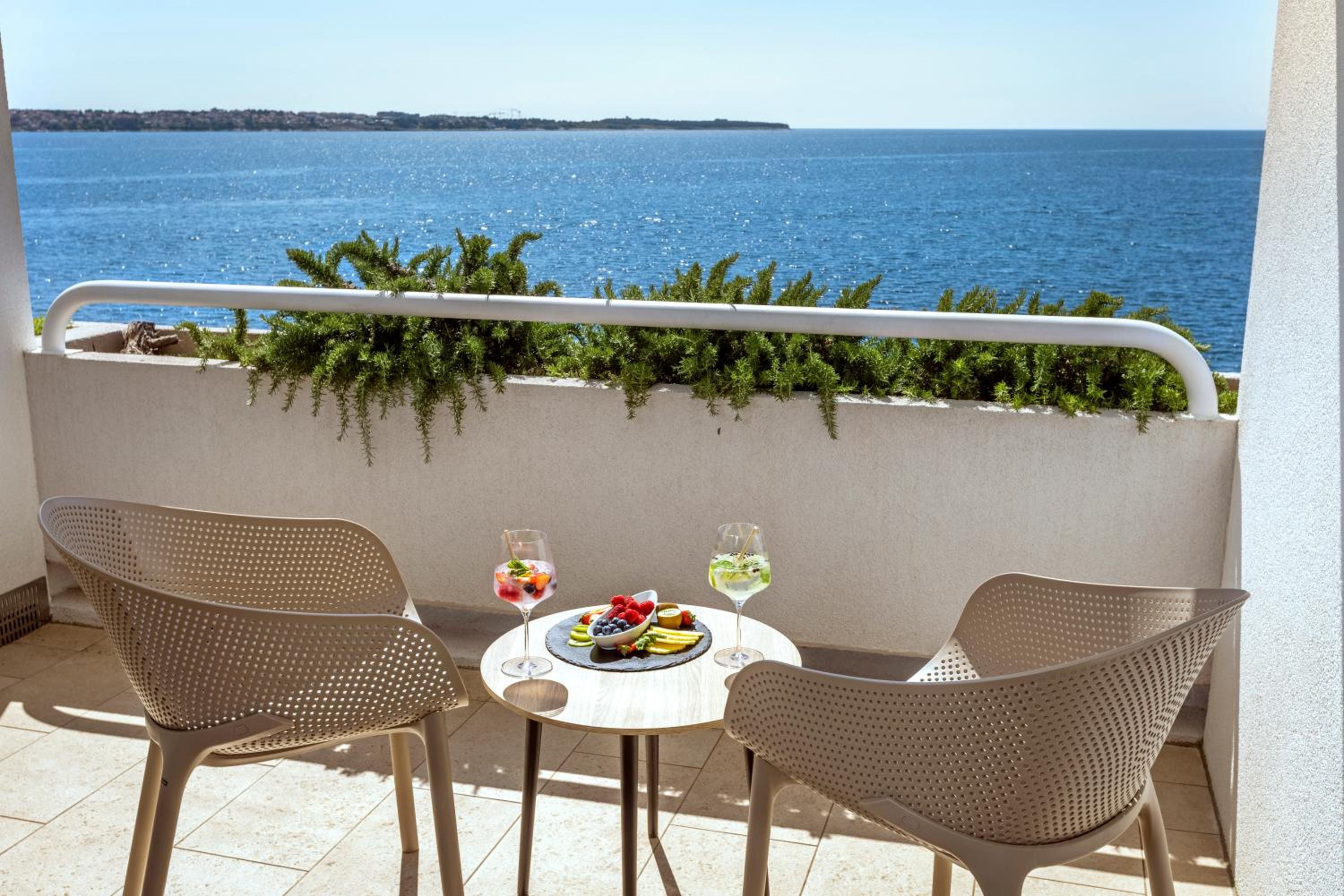 Superior Double or Twin Room with Extra Bed, Balcony and Sea View - Photo 5