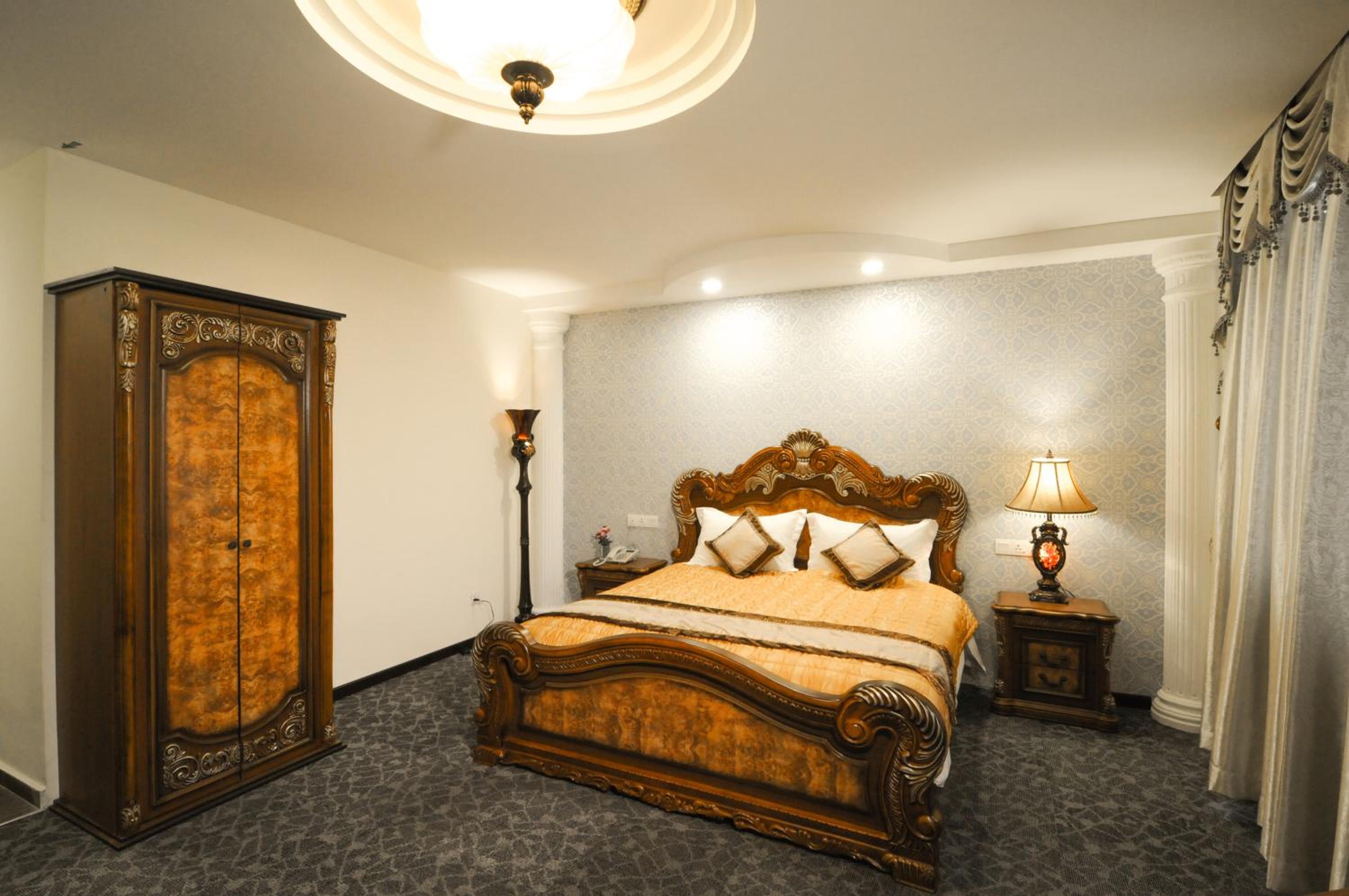 VIP Suite (Old English Style)