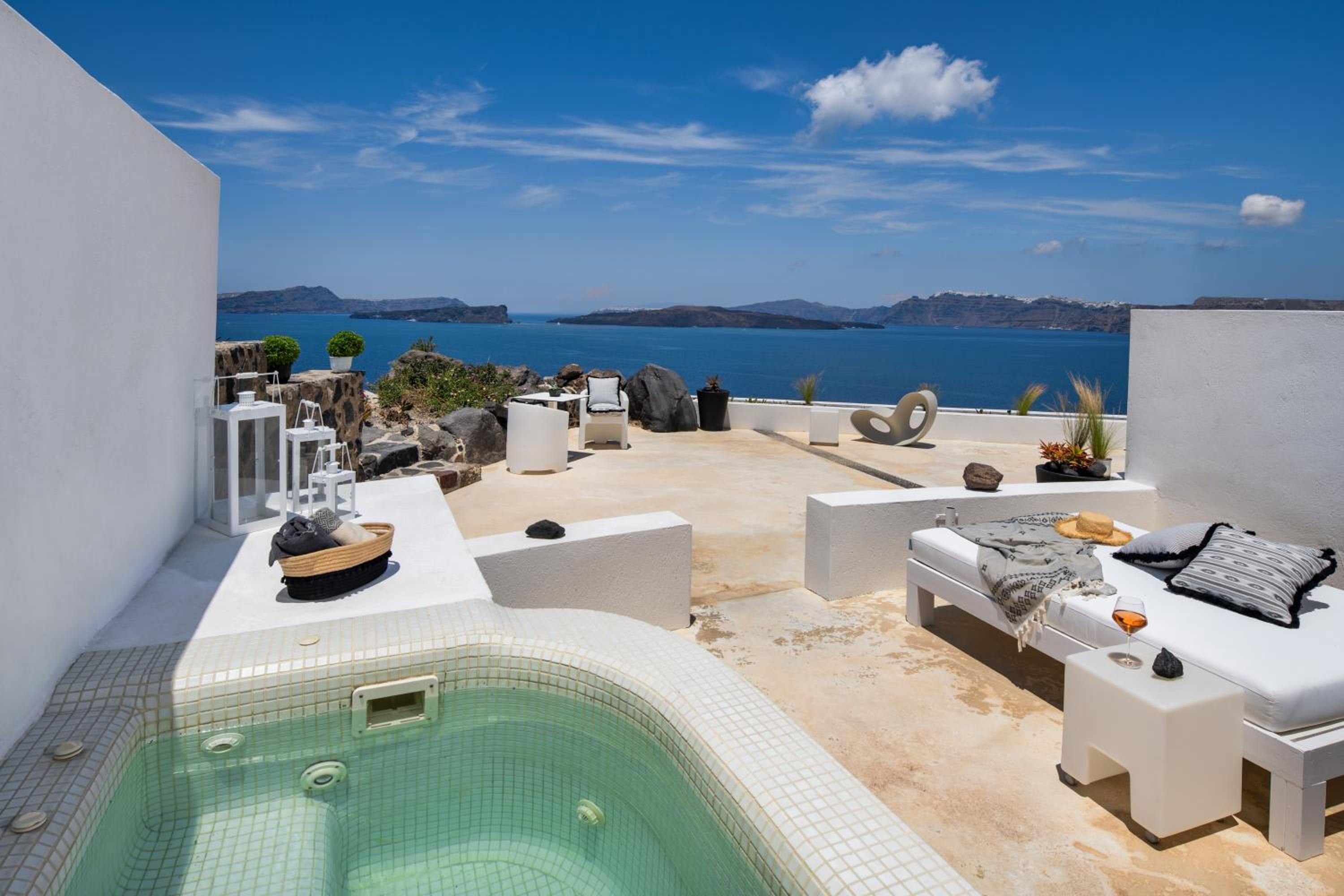 Sapphire Suite with Hot Tub and Sea View photo 2