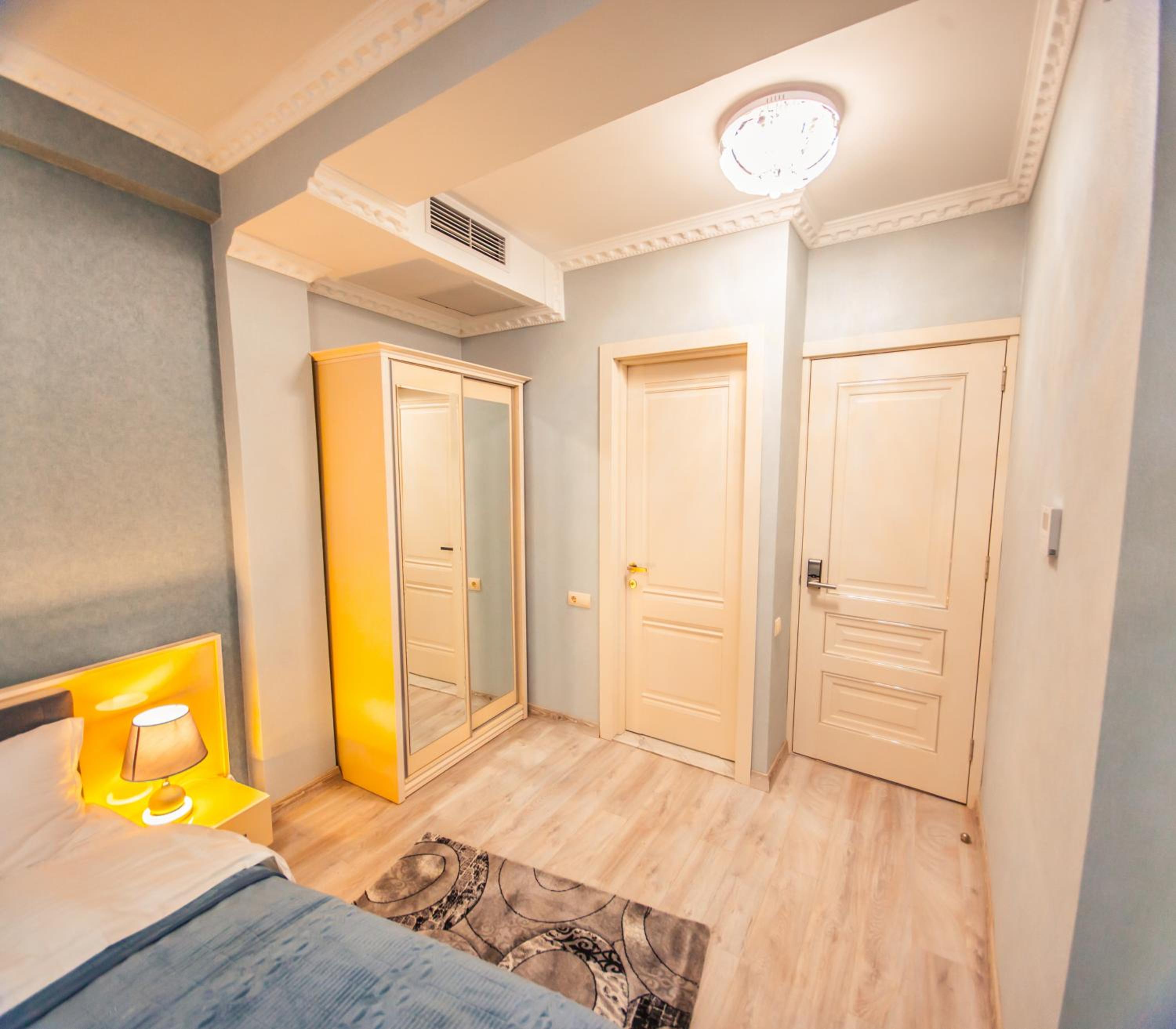 Deluxe Double Room with Balcony - Photo 4