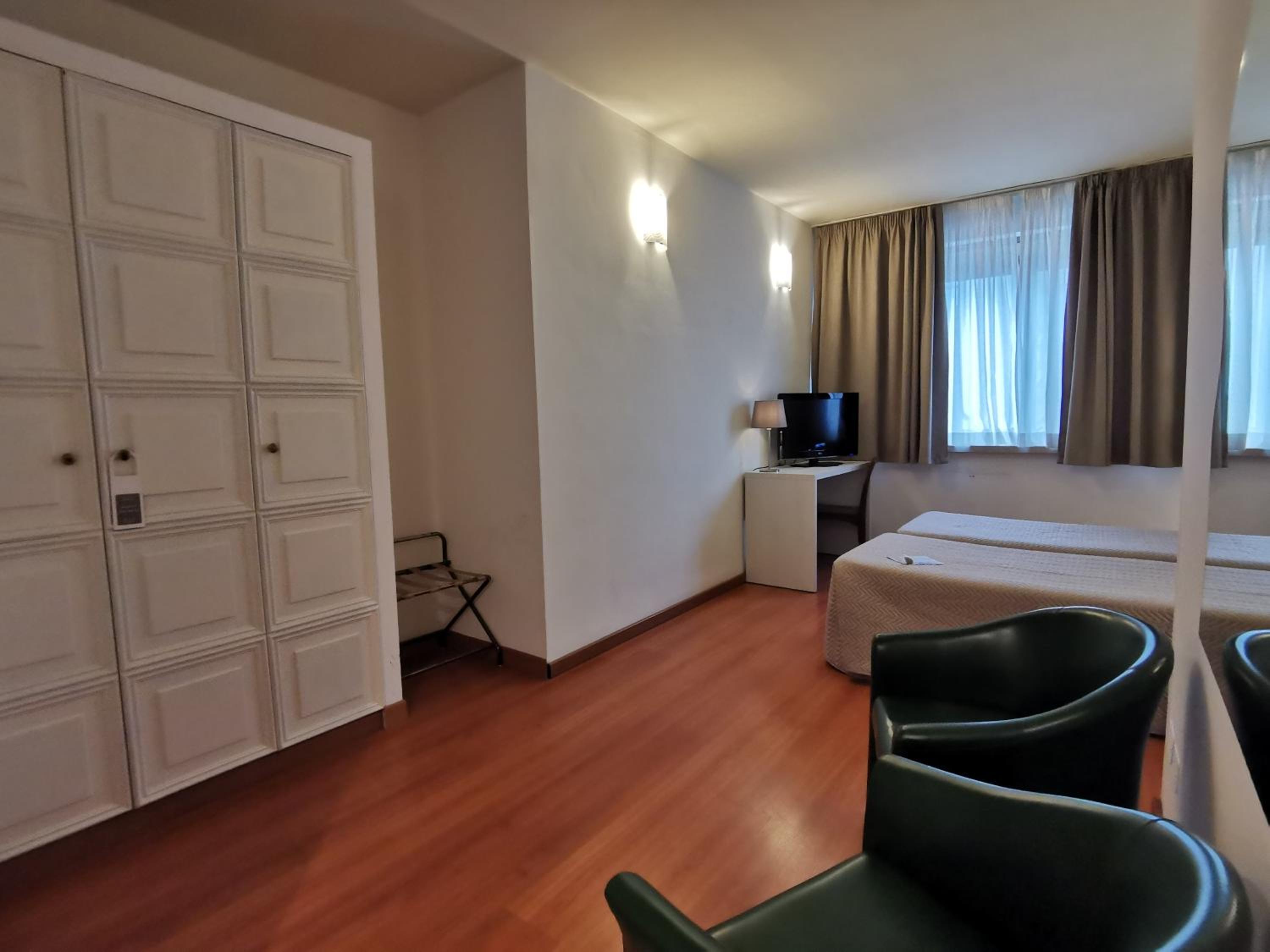 Standard Twin Room - Photo 5
