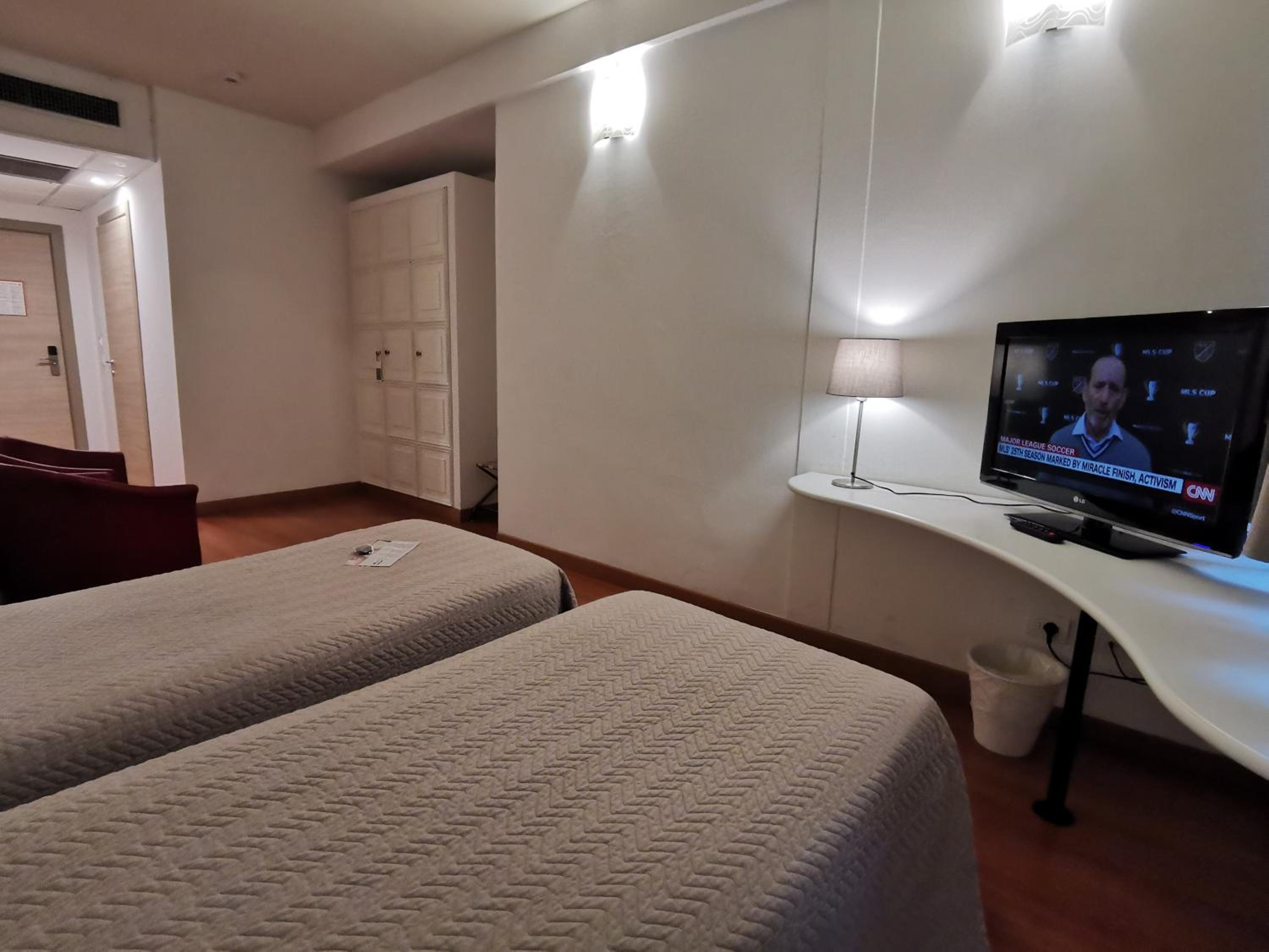 Standard Twin Room - Photo 4