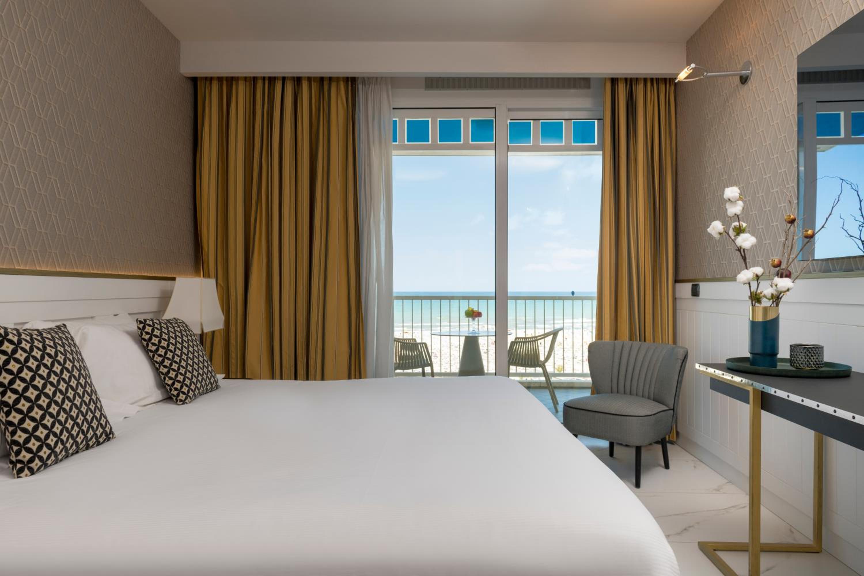 Double or Twin Room with Sea View and Spa Access - Photo 15