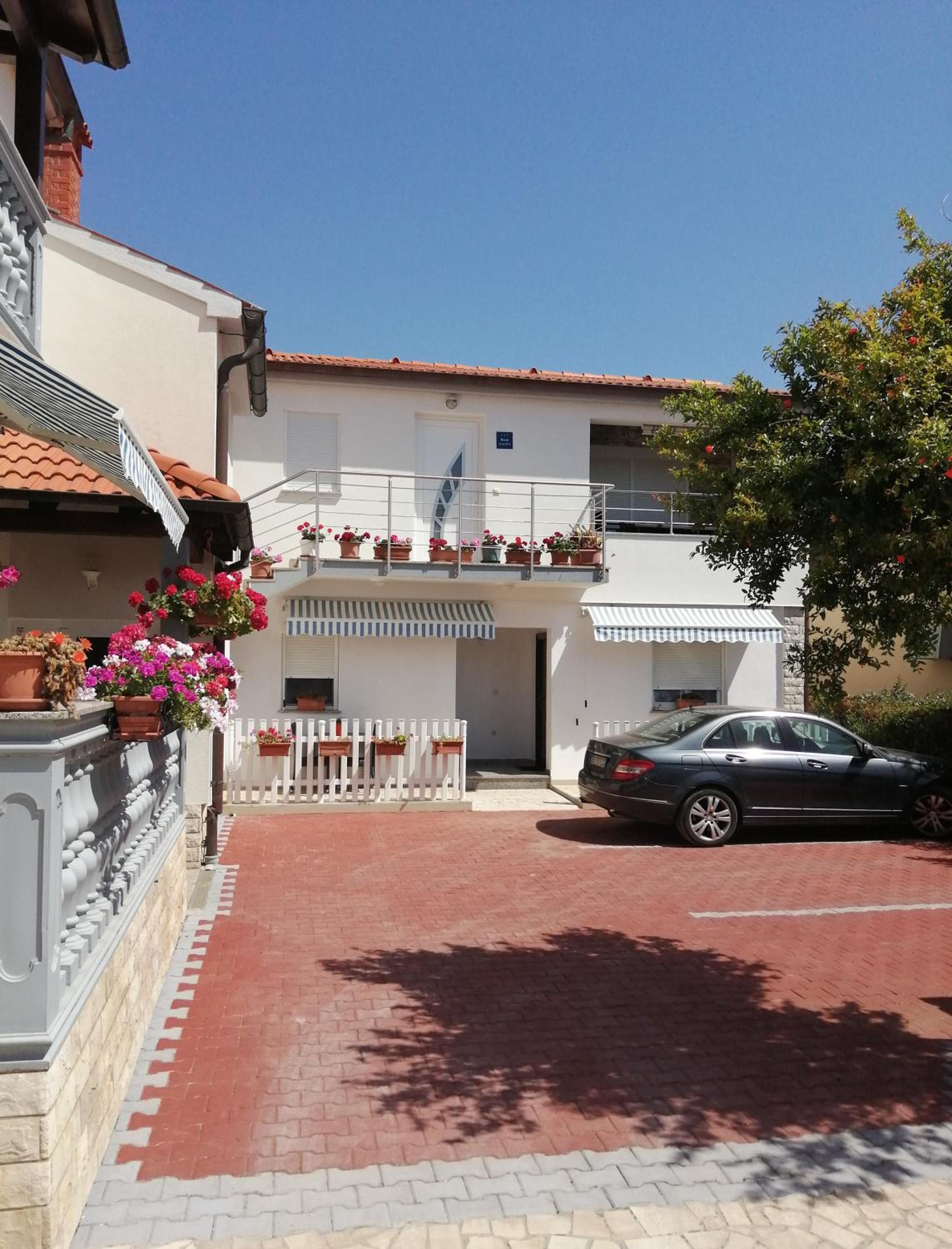 Apartment with Terrace - Photo 2