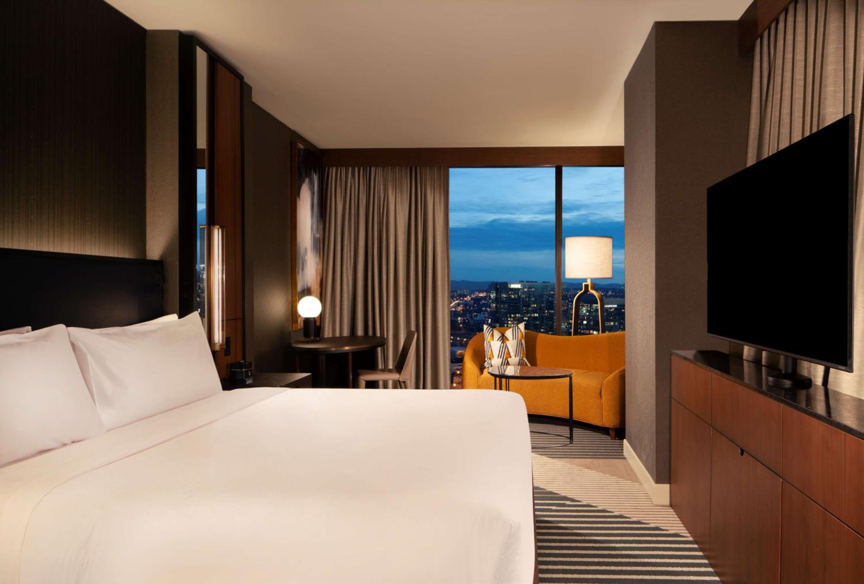 Grand Corner King Suite - Photo 1