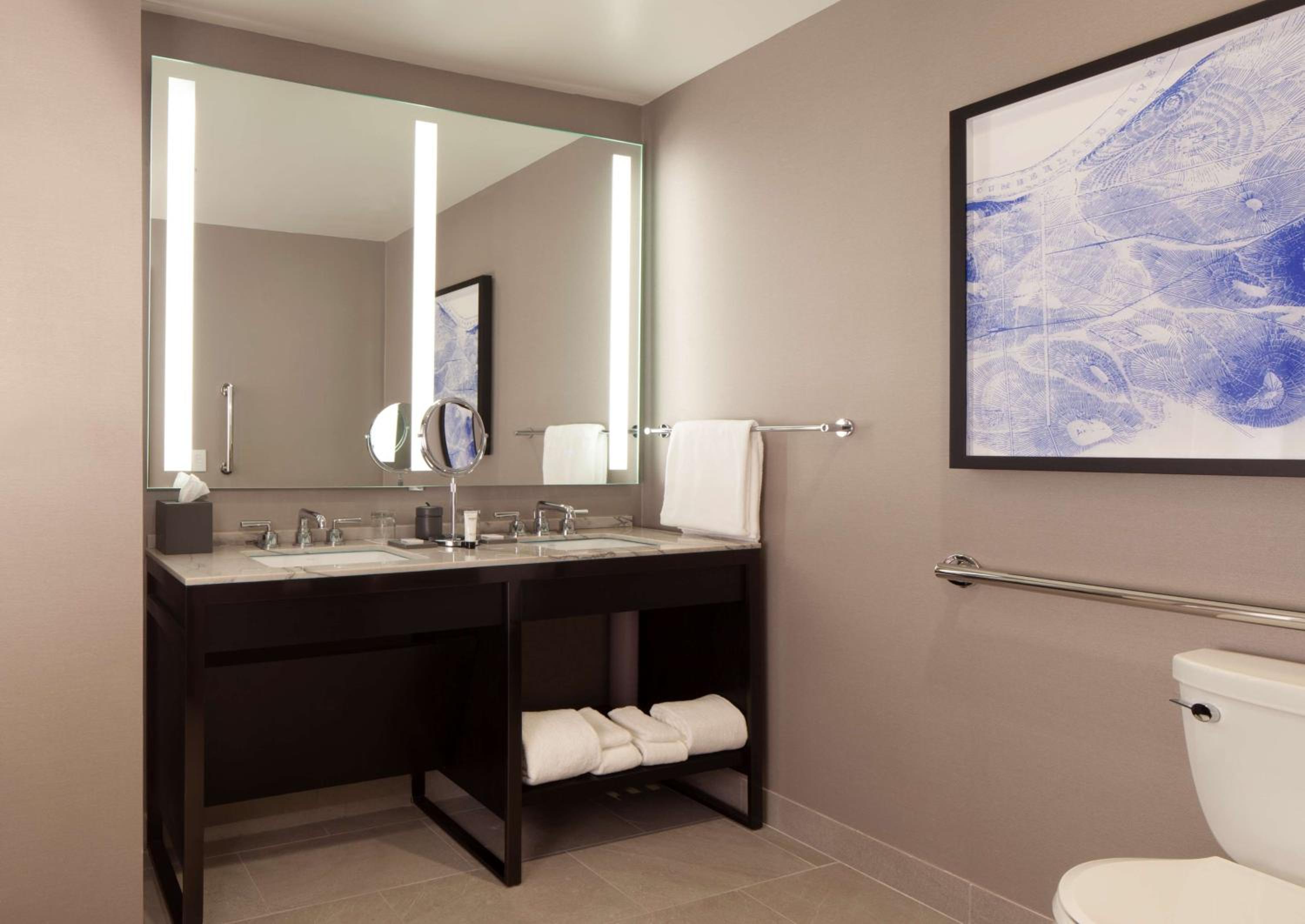 Queen Room with Two Queen Beds and Accessible Tub - Disability Access - Photo 4