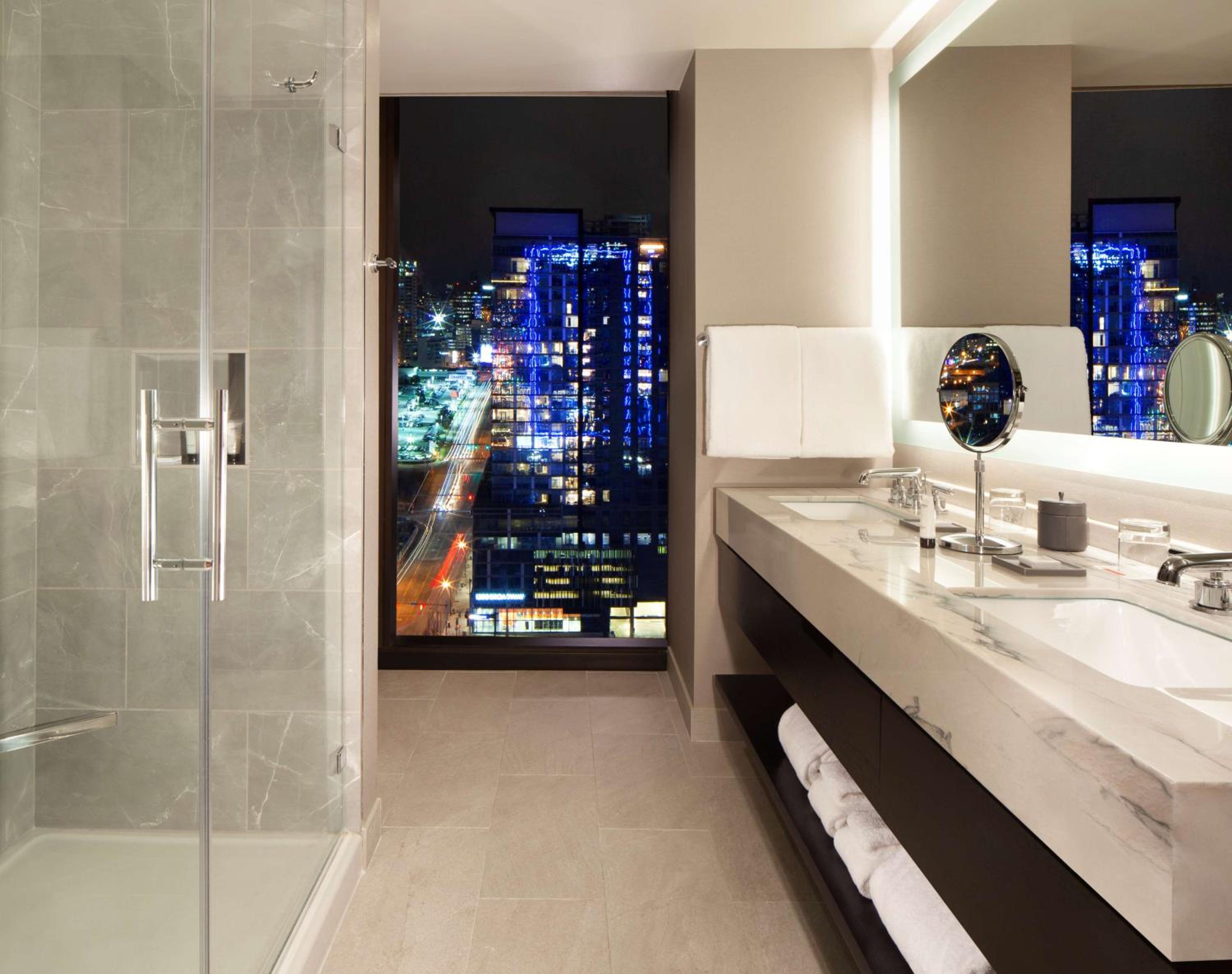 Grand Corner King Suite - Photo 4
