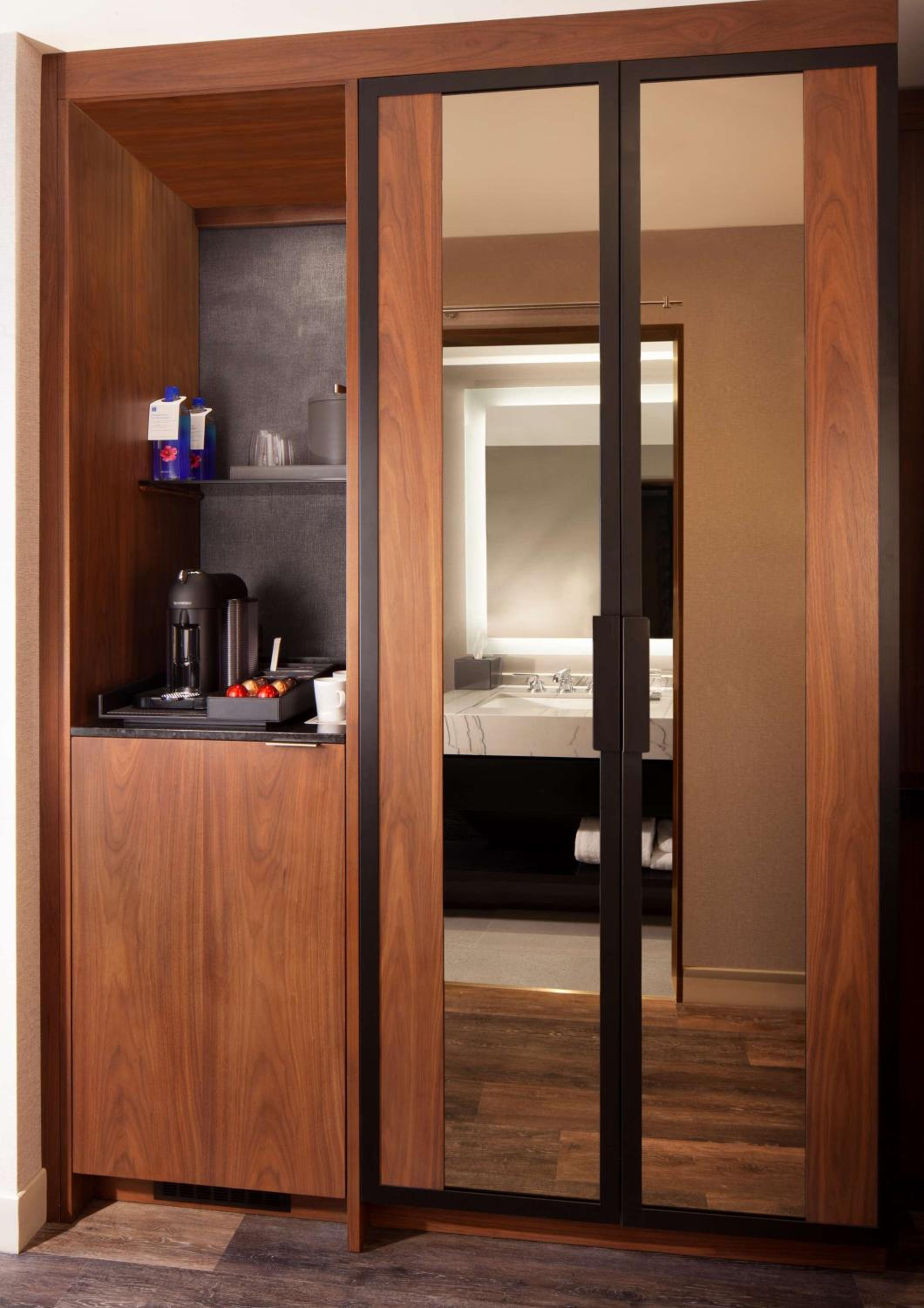 Queen Room with Two Queen Beds and View - Photo 8