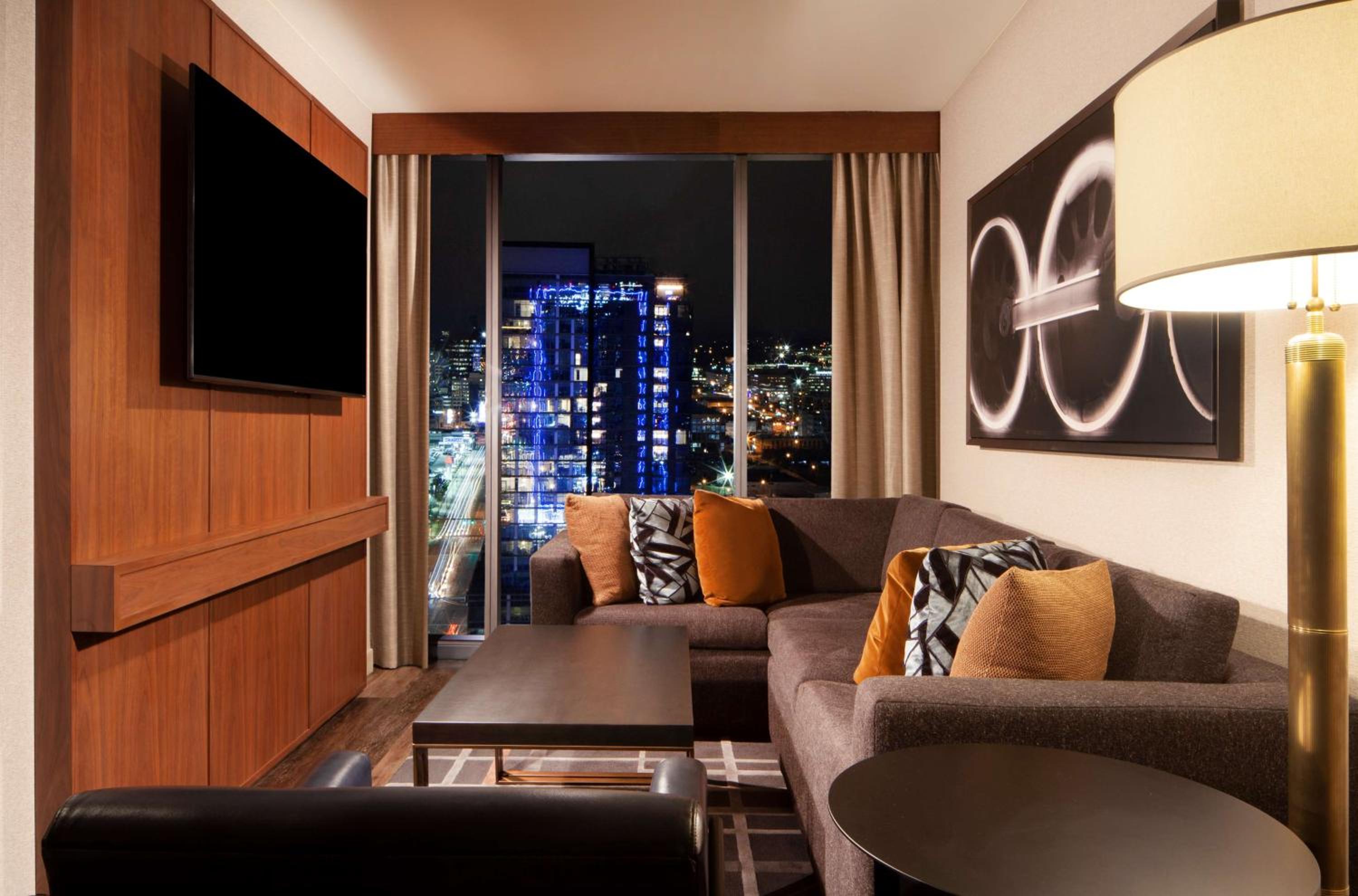 Grand Corner King Suite - Photo 5