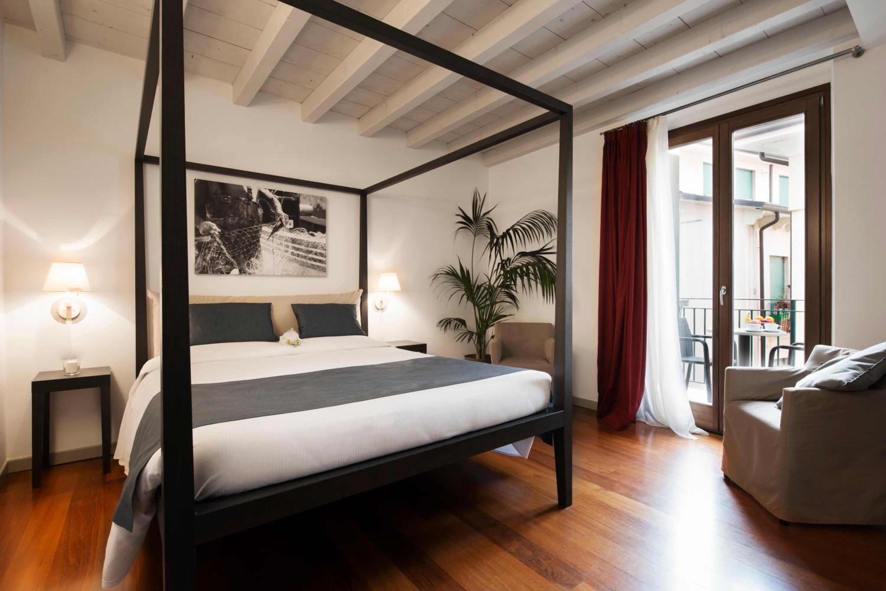 Triple Room with Partial Lake View - Photo 1