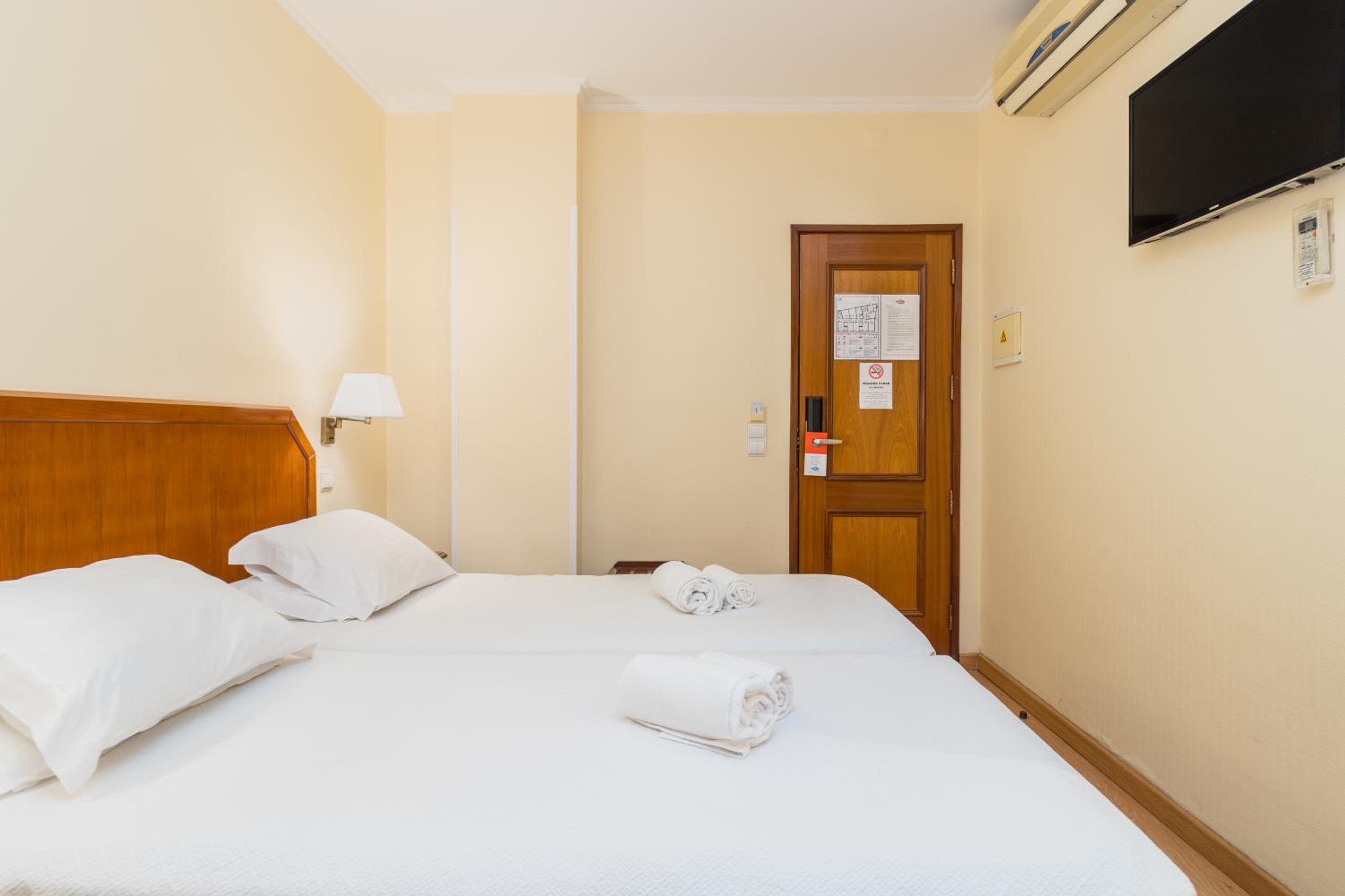 Twin Room - Photo 5