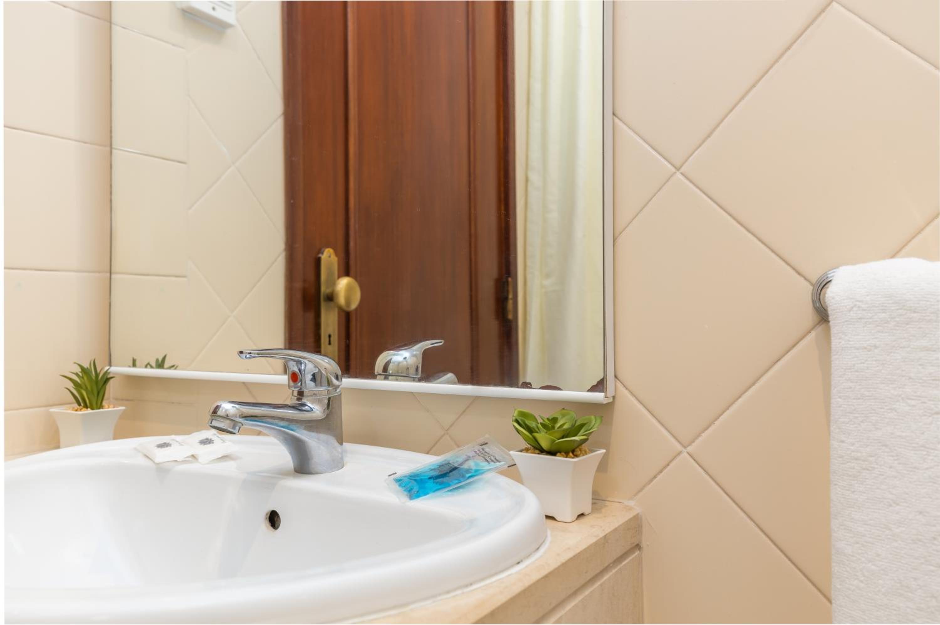 Twin Room - Photo 2