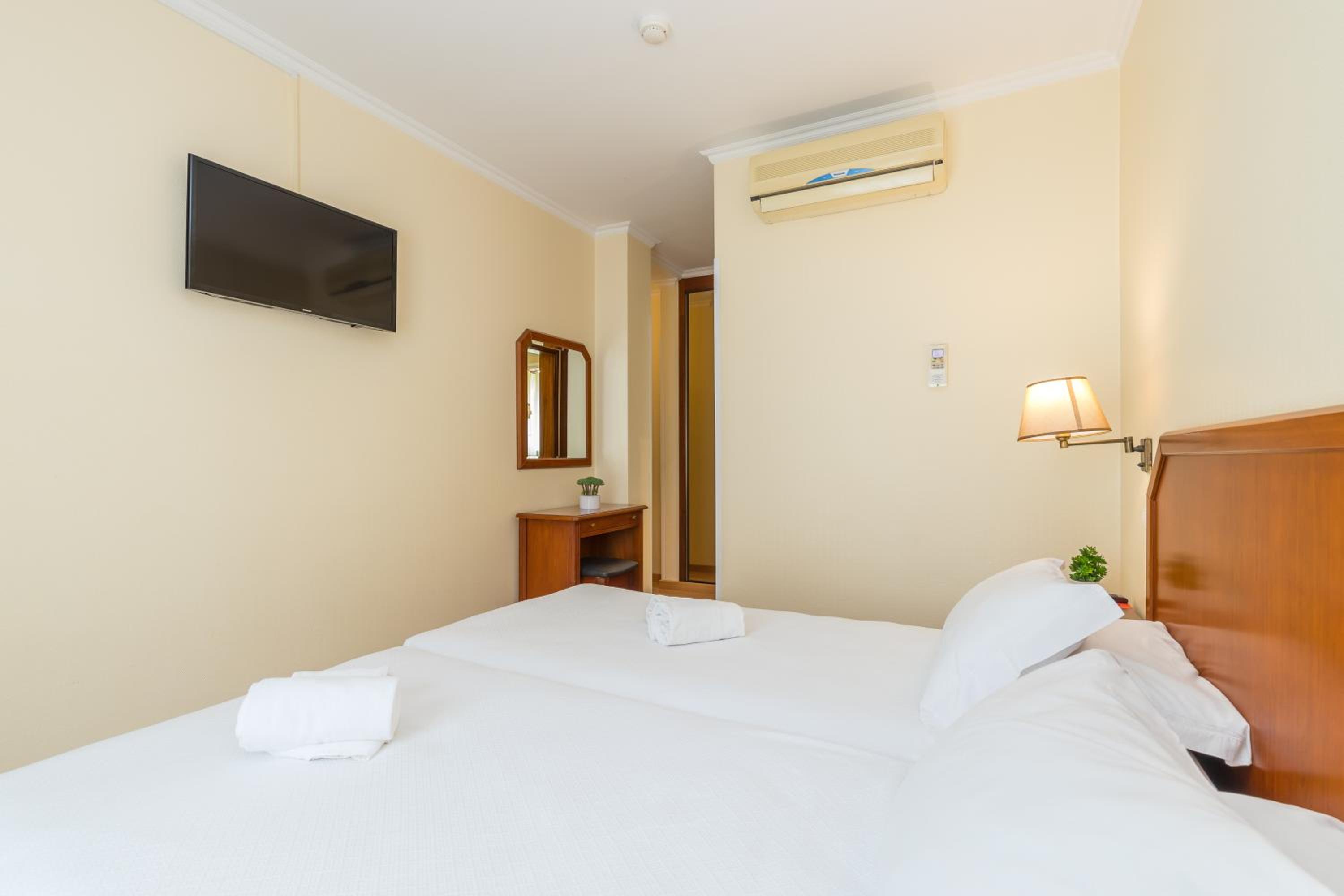 Twin Room - Photo 3