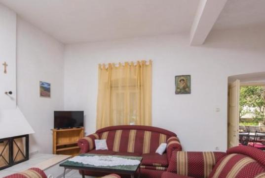 Three-Bedroom House photo 3