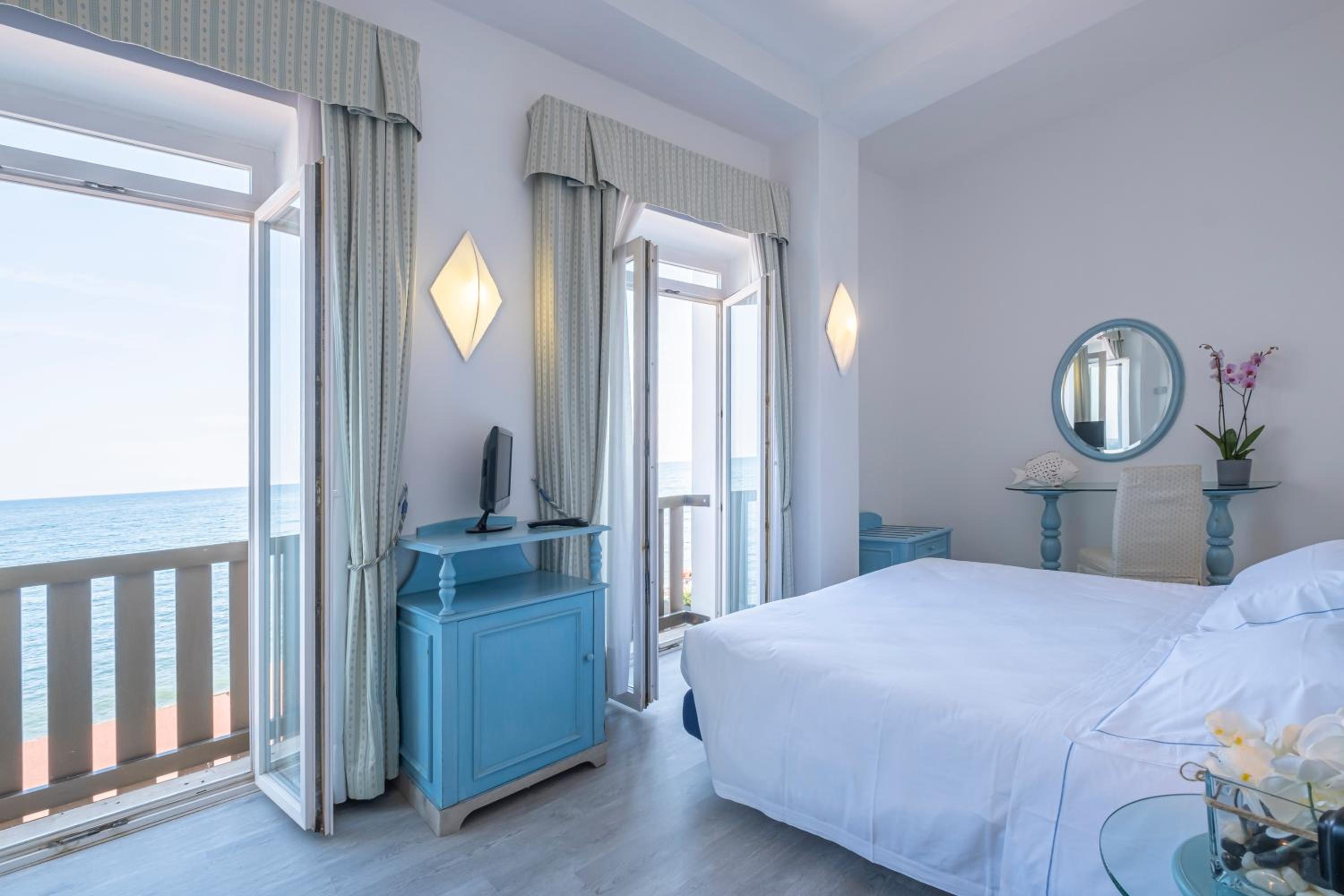 Double Room with Sea View - Photo 8