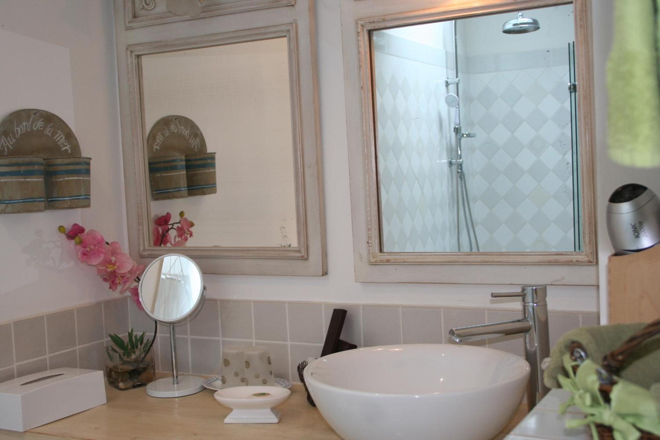 Double Room with Bathroom -Prunier photo 3