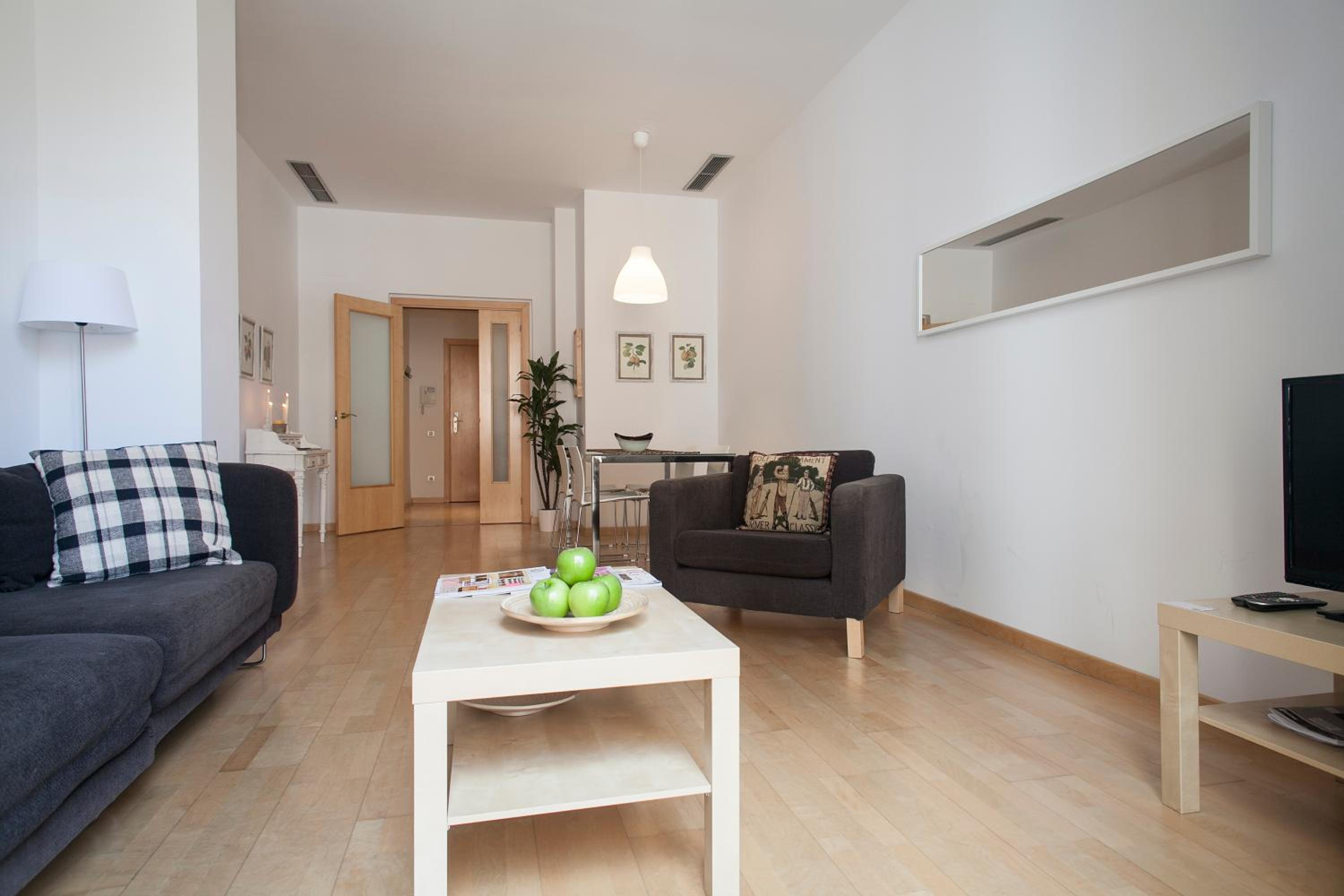 Apartamento de Dos Habitaciones con Vista al Patio