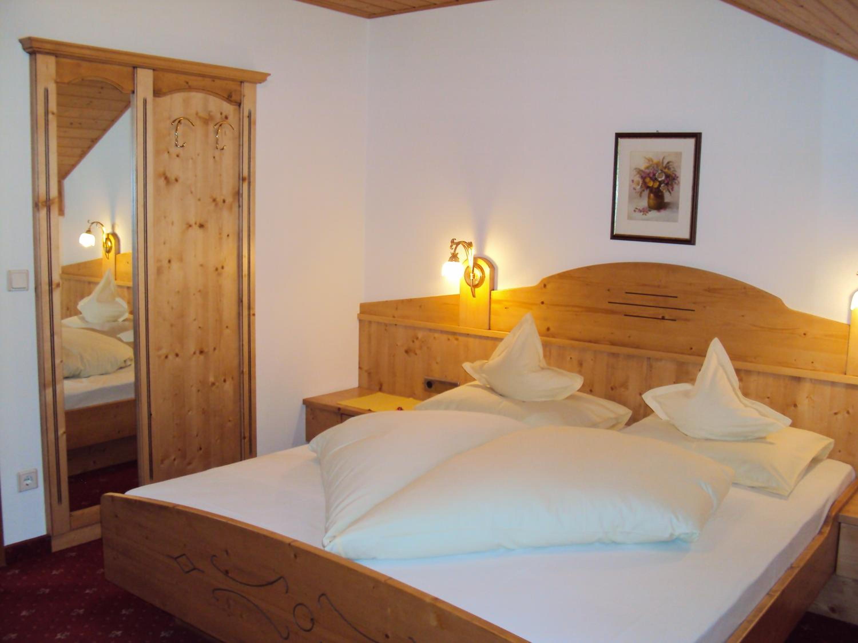 One-Bedroom Large Apartment with Balcony - Photo 7