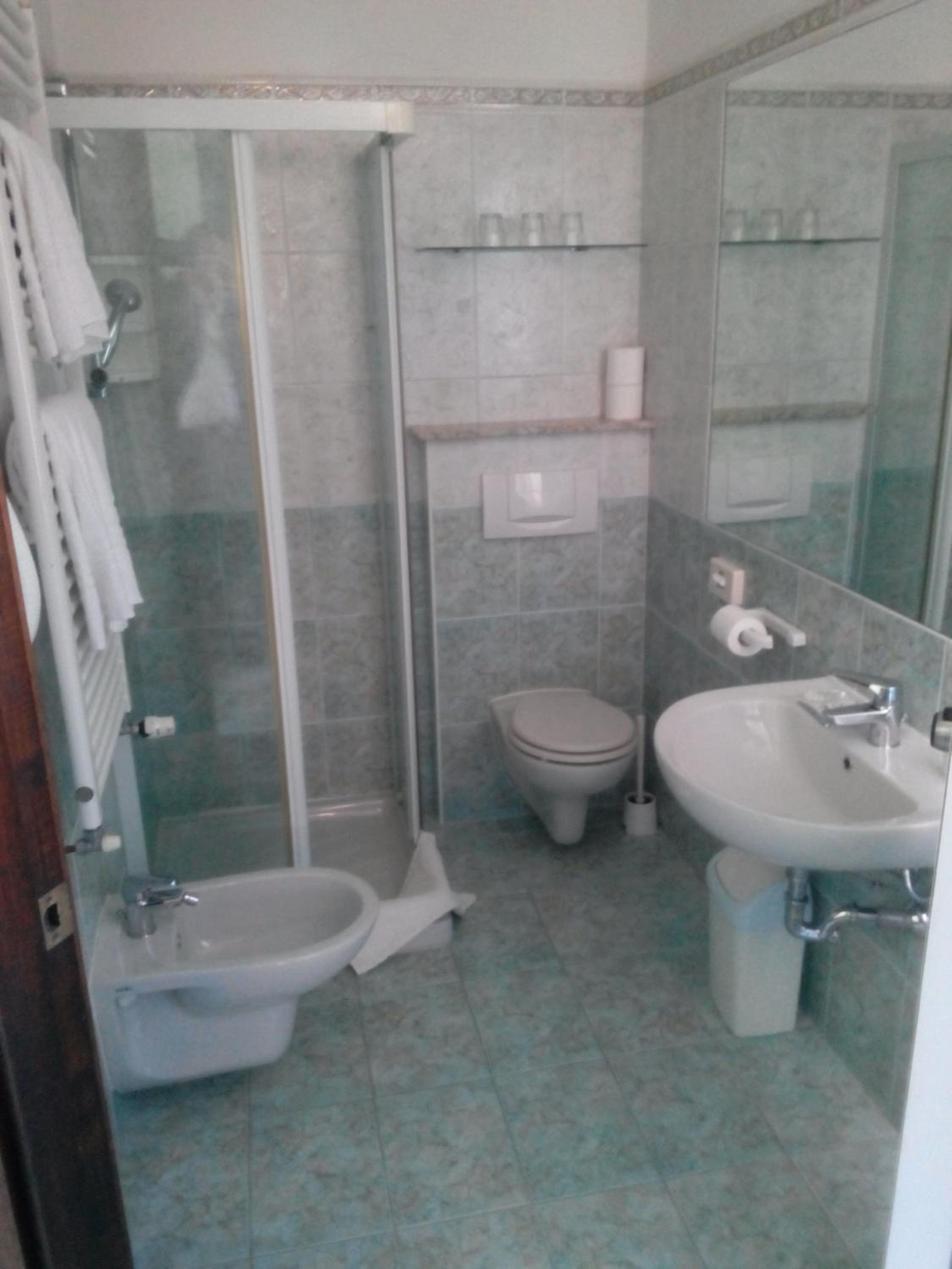 Double or Twin Room with Balcony - Photo 11