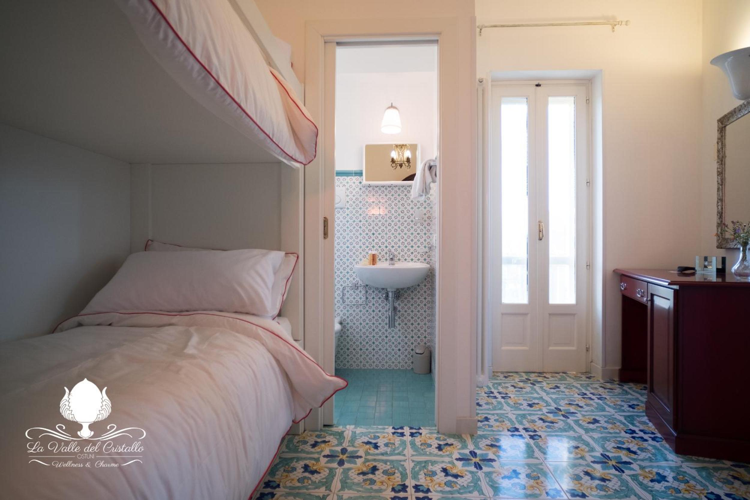 Deluxe Family Suite - Photo 21