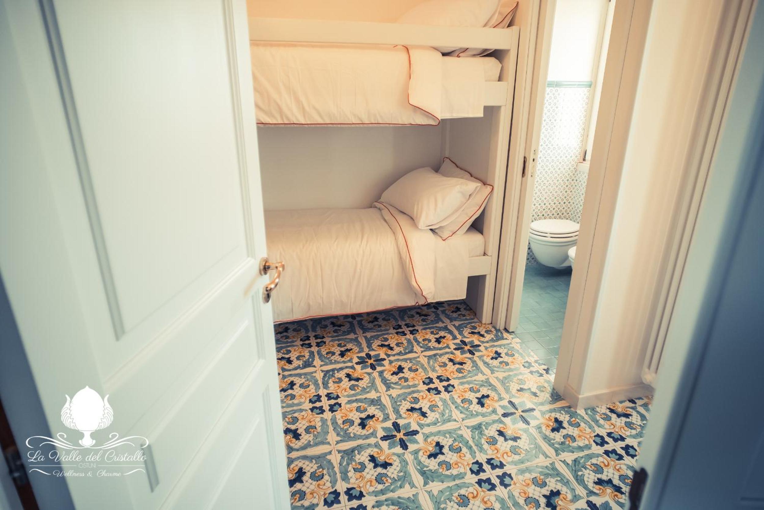 Deluxe Family Suite - Photo 19