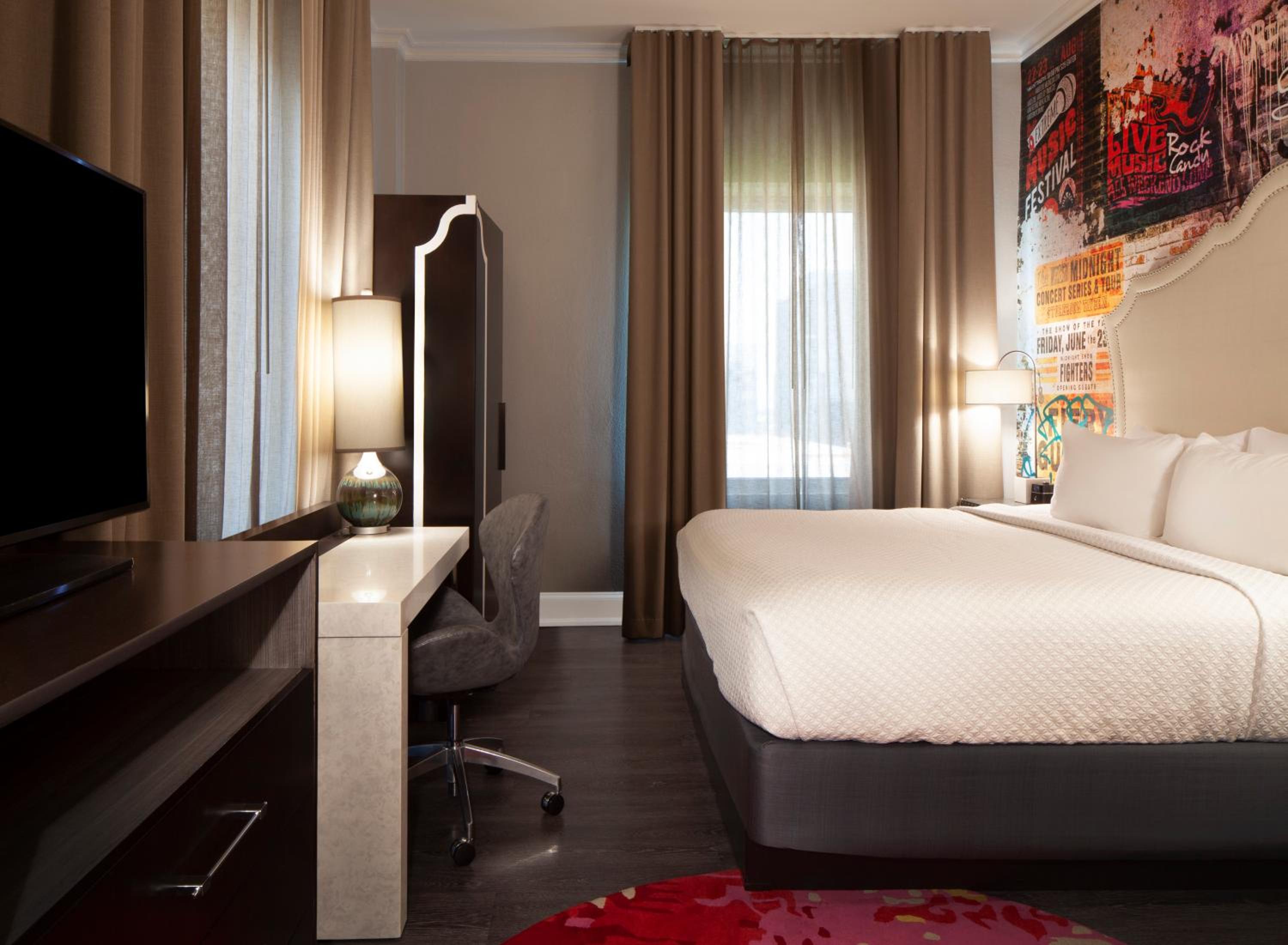 Standard King Room with City View - Photo 8