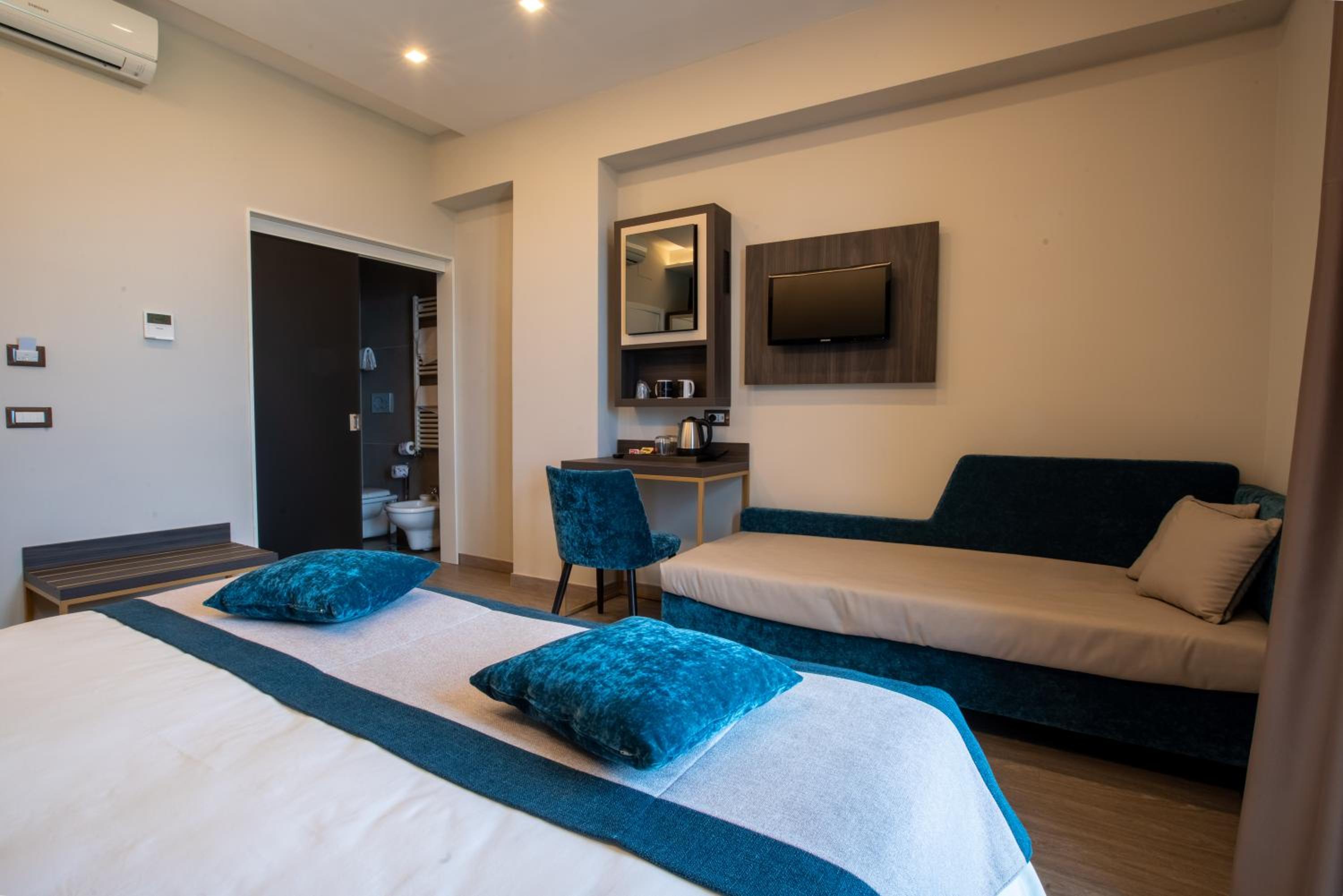 Deluxe Double or Twin Room with Sea View photo 1