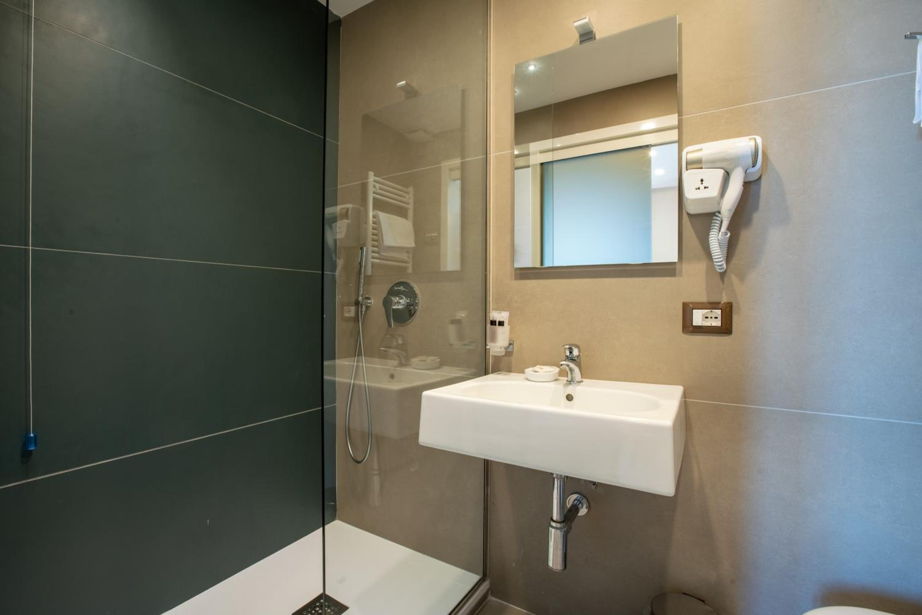 Deluxe Double or Twin Room with Sea View photo 3