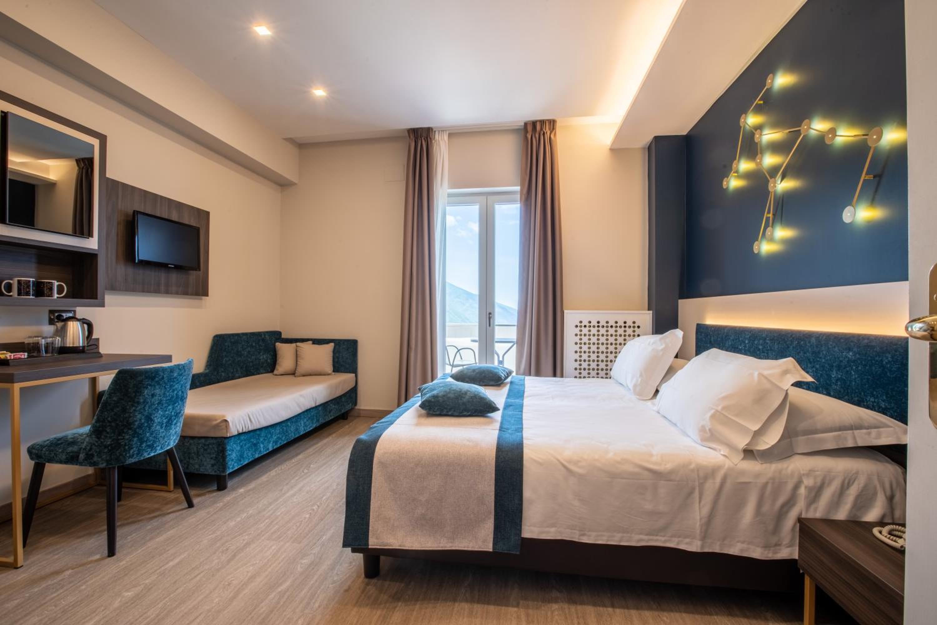 Deluxe Double or Twin Room with Sea View photo 2