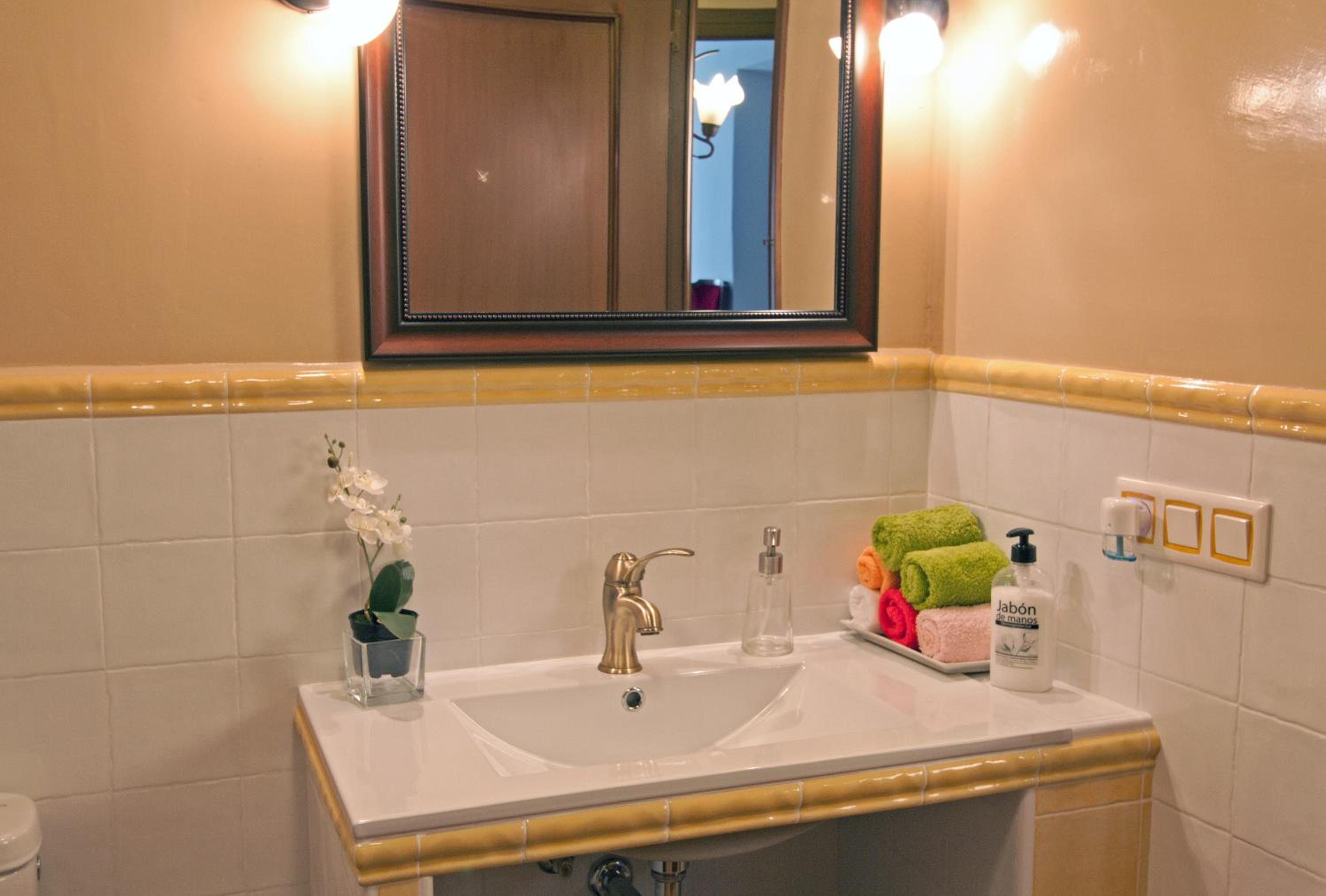 Family Room with Private Bathroom photo 3