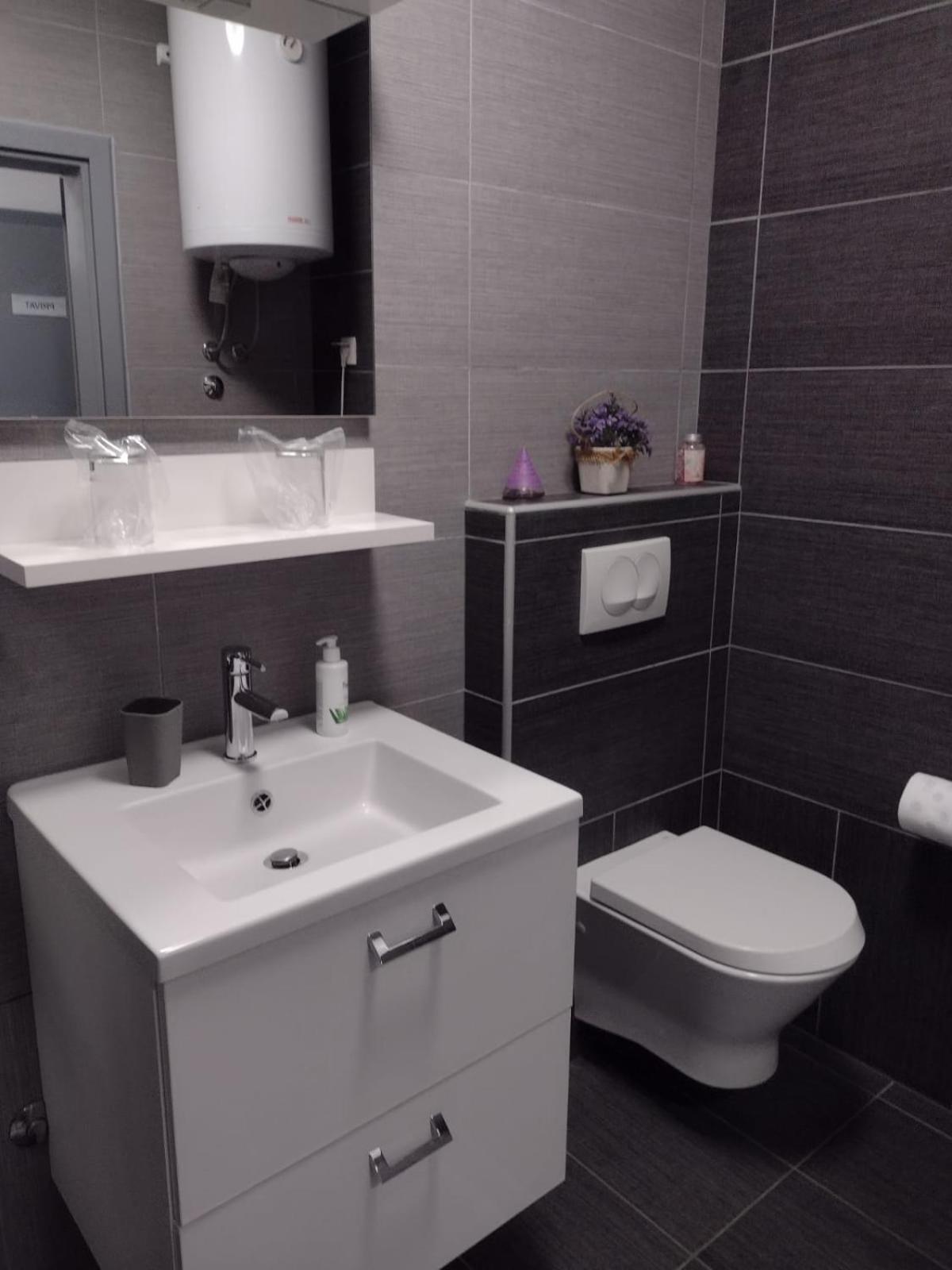 Double Room with Private Bathroom - Photo 13