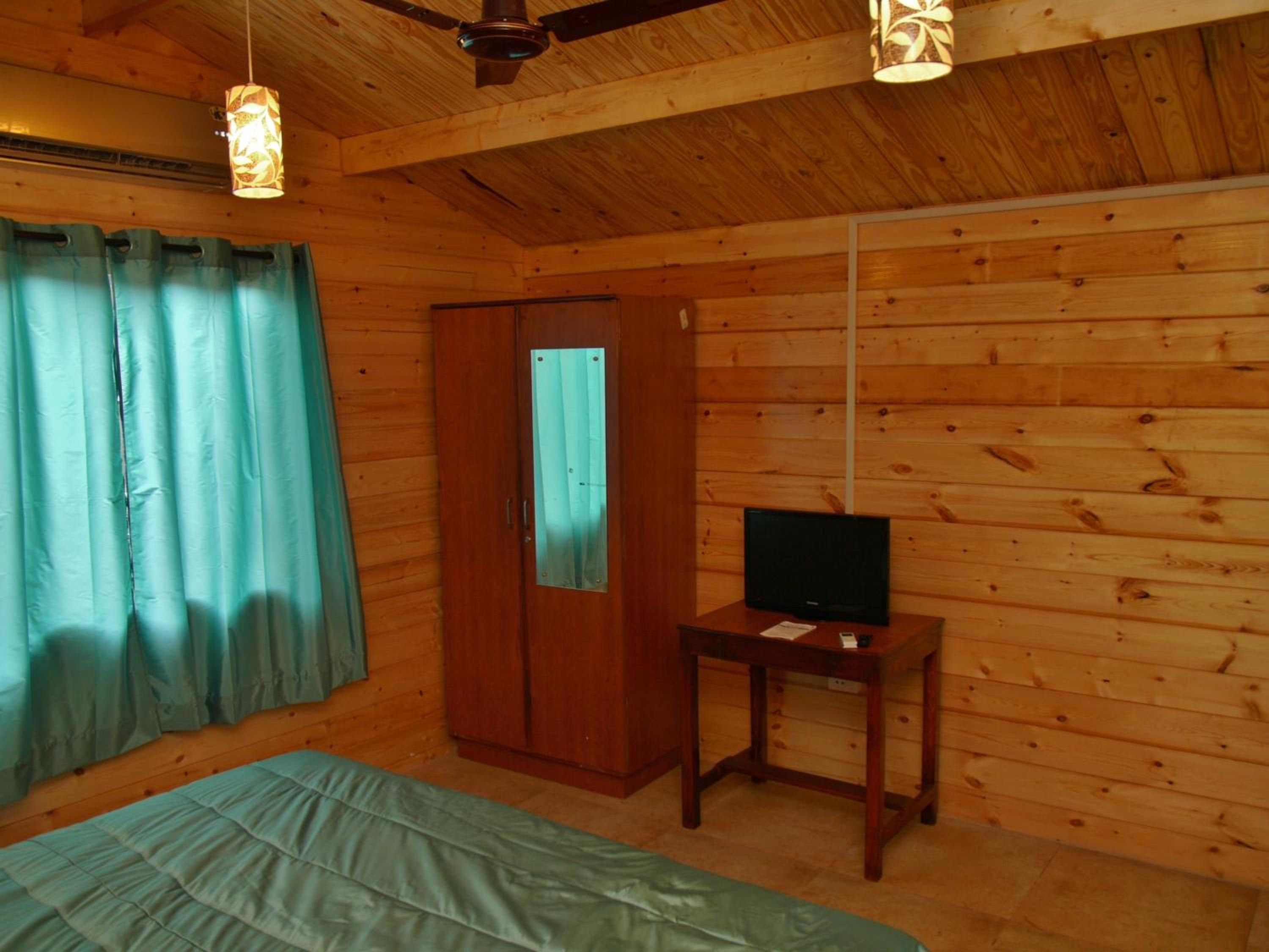 Deluxe Room with Balcony - Photo 4