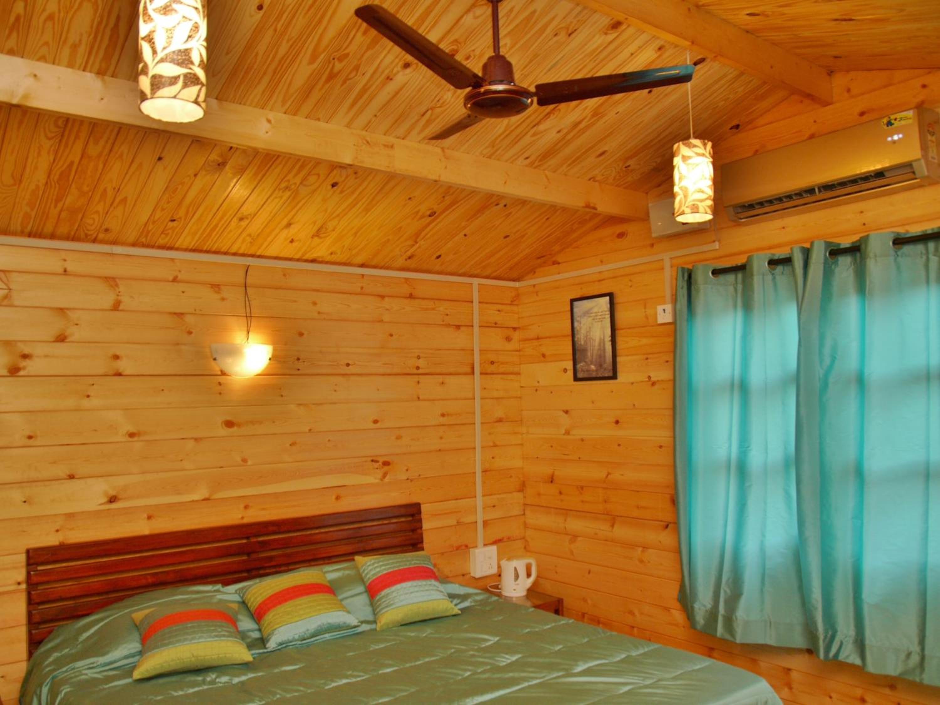 Deluxe Room with Balcony - Photo 3