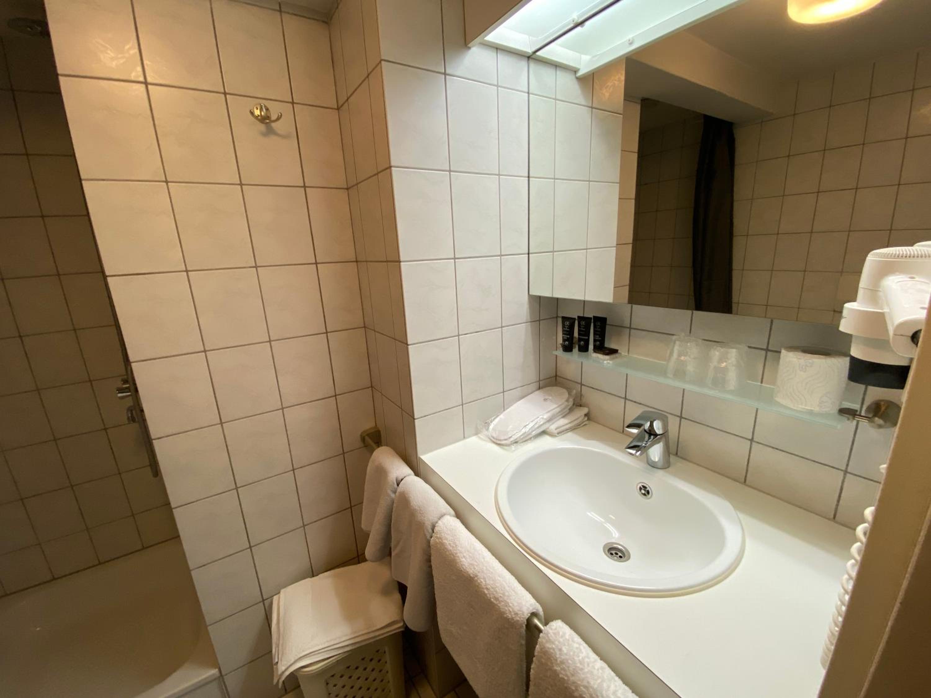 Double or Twin Room with Private Bathroom photo 2