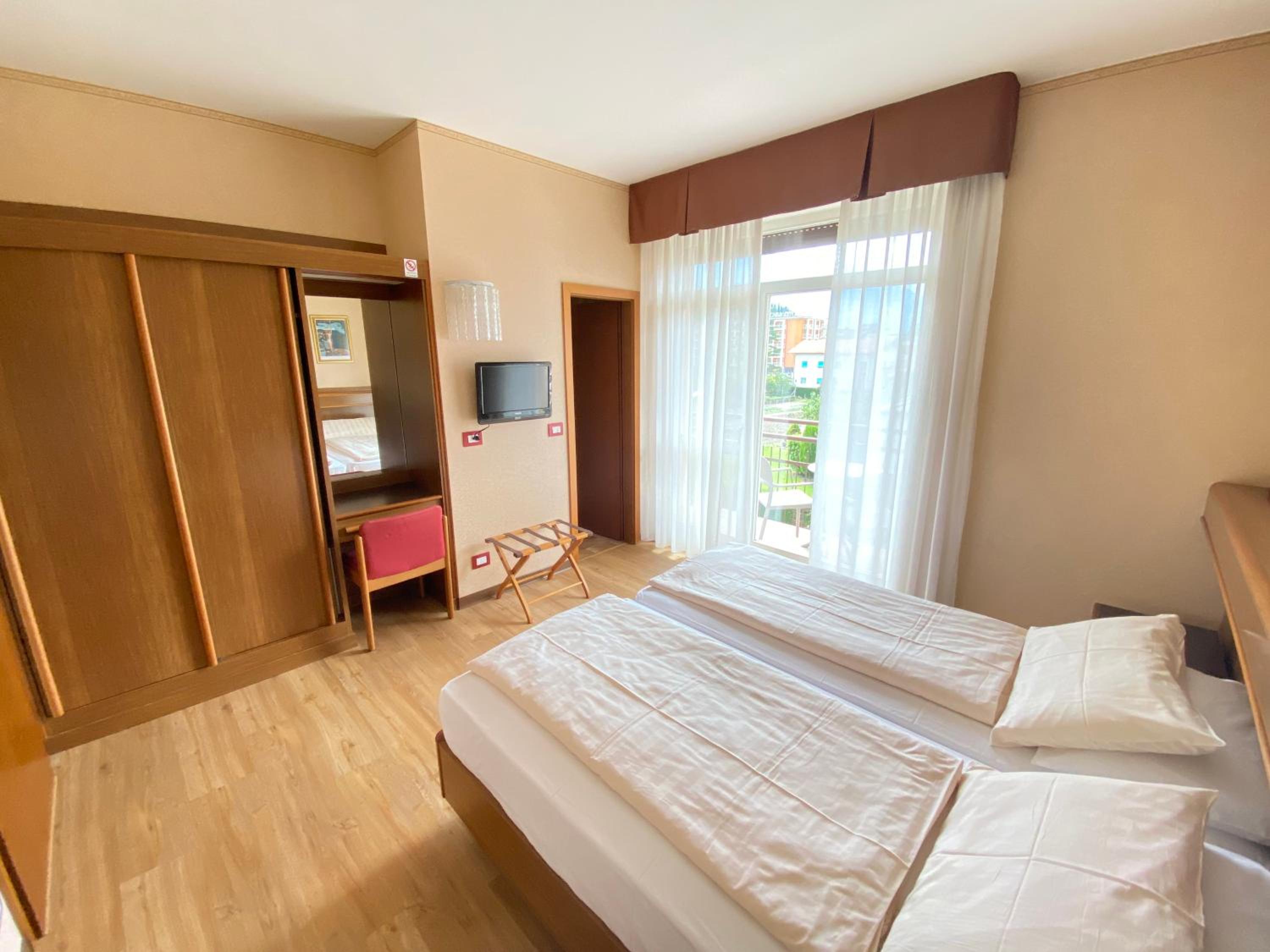 Double or Twin Room with Balcony - Photo 12