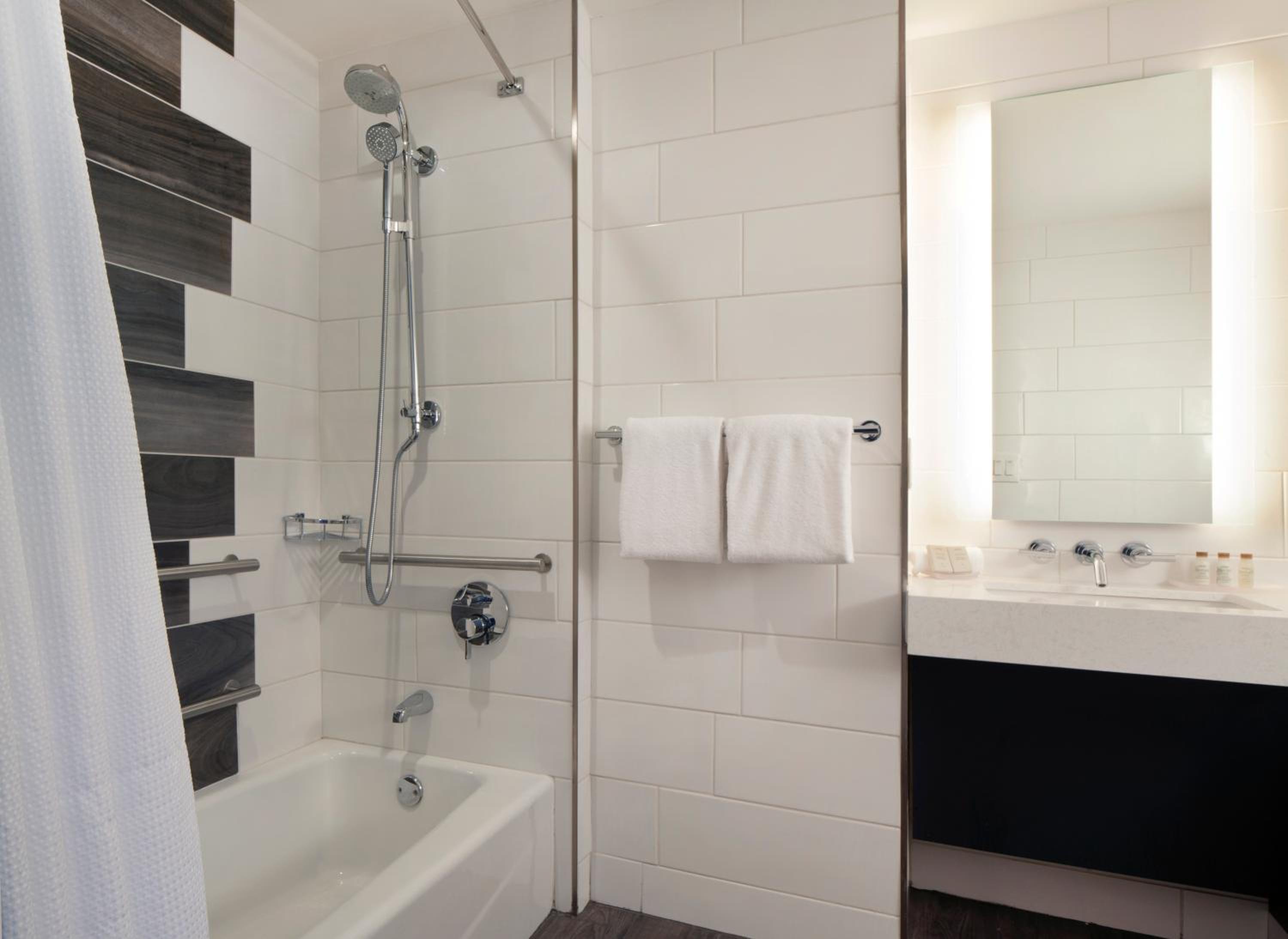 Standard Queen Room with Bath and Shower Combination - Photo 5