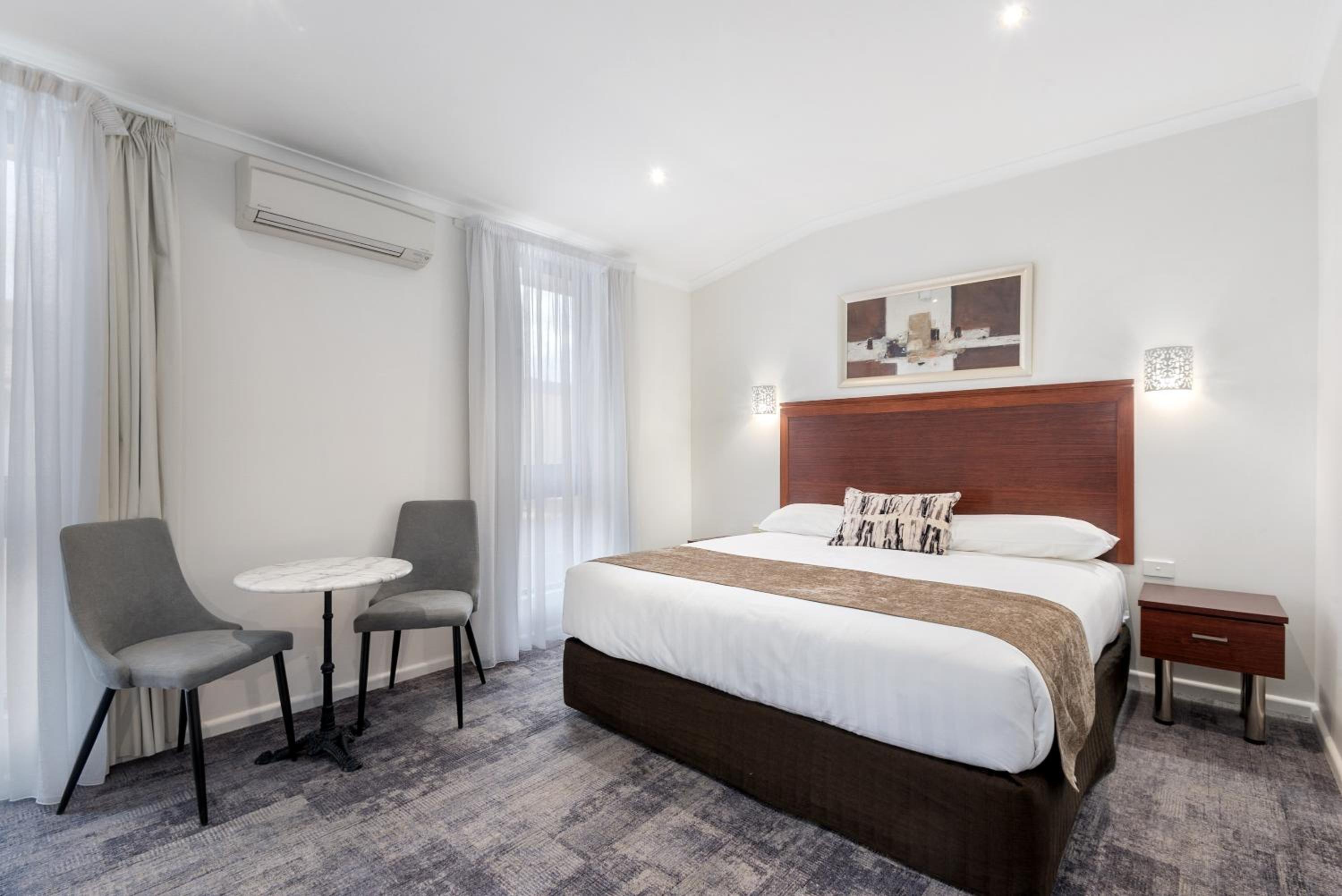 Deluxe King Room - Photo 2