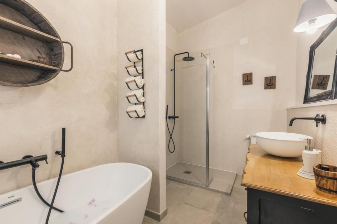 Deluxe Double Room with Balcony and Sea View - Photo 8
