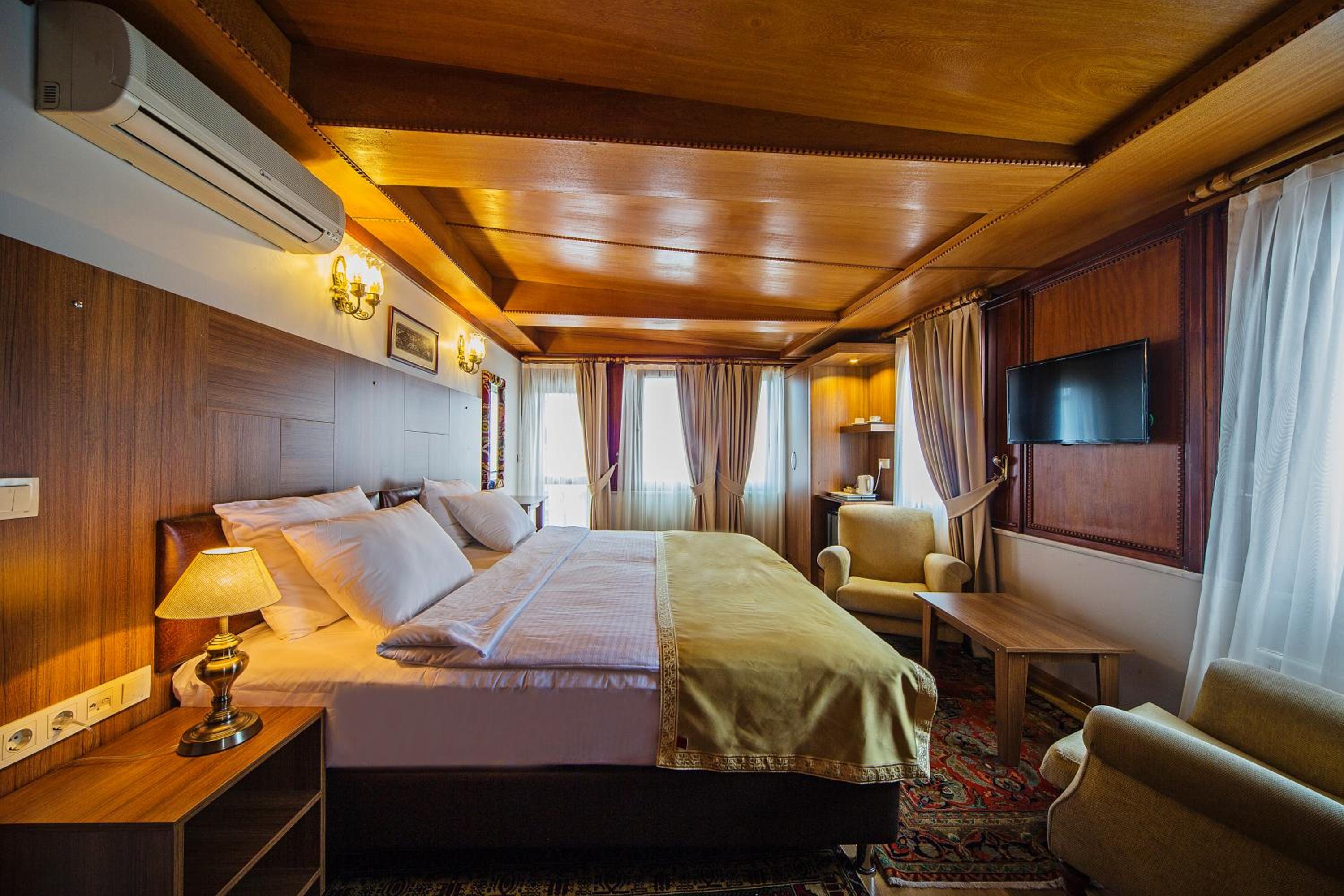 Deluxe Family Room with Balcony photo 1
