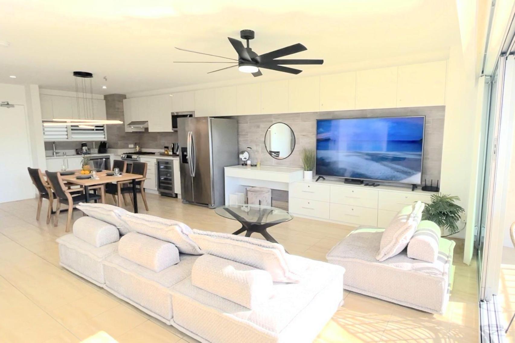 Waikiki Shore 1116 Beachfront: One-Bedroom Apartment photo
