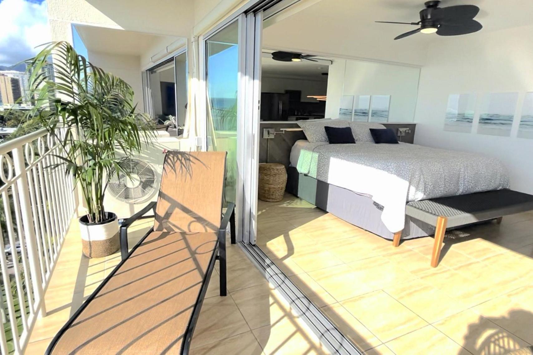 Waikiki Shore 1116 Beachfront: One-Bedroom Apartment photo