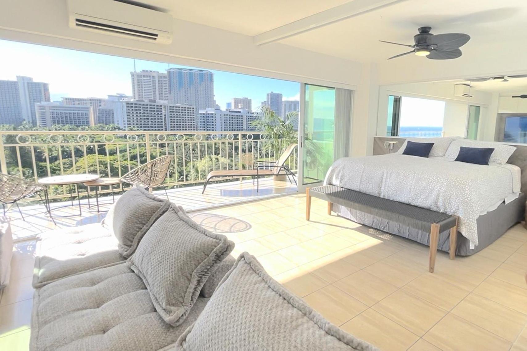 Waikiki Shore 1116 Beachfront: One-Bedroom Apartment photo