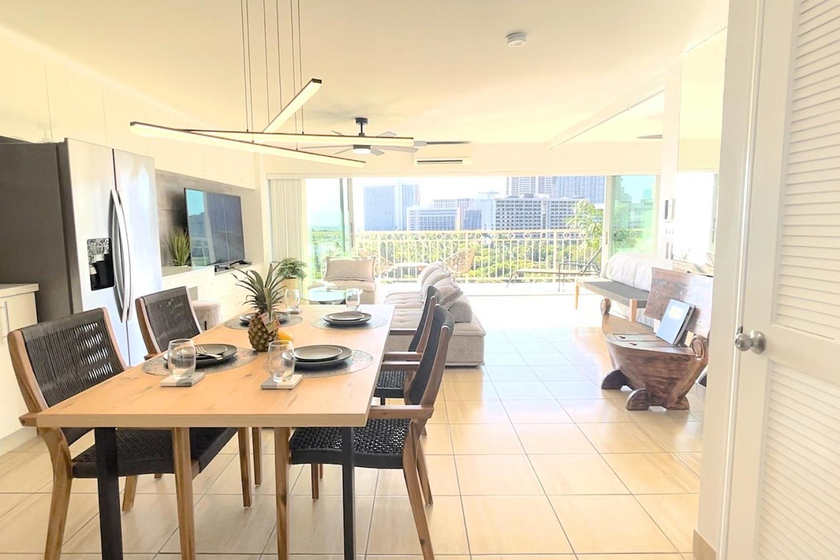 Waikiki Shore 1116 Beachfront: One-Bedroom Apartment photo
