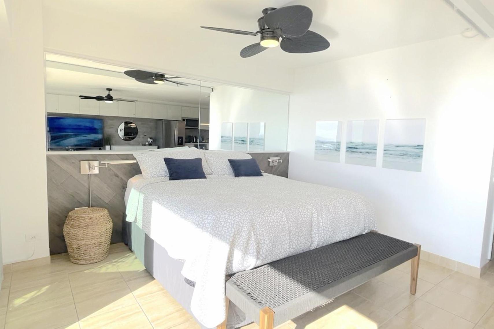 Waikiki Shore 1116 Beachfront: One-Bedroom Apartment photo
