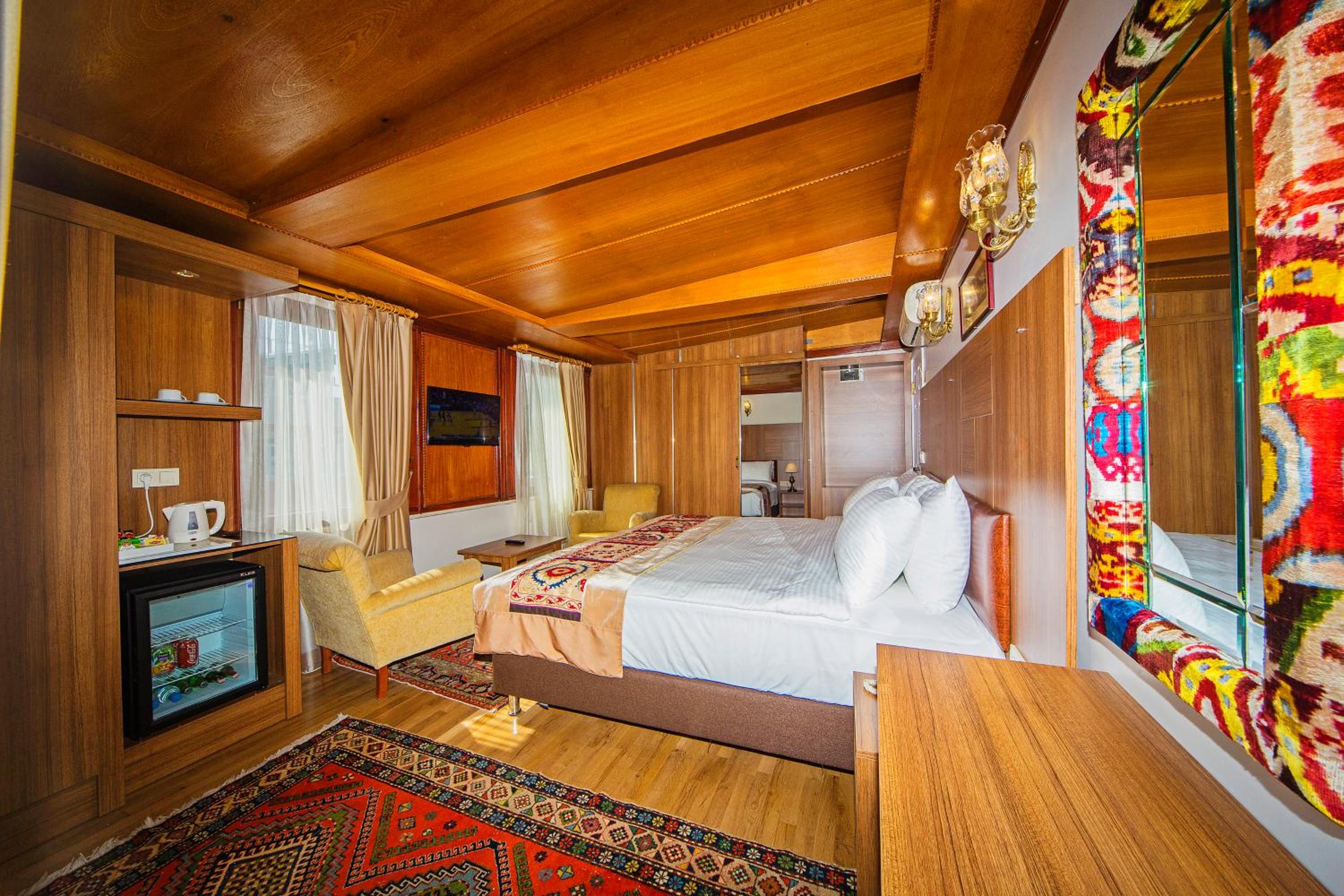Deluxe Family Room with Balcony photo 3
