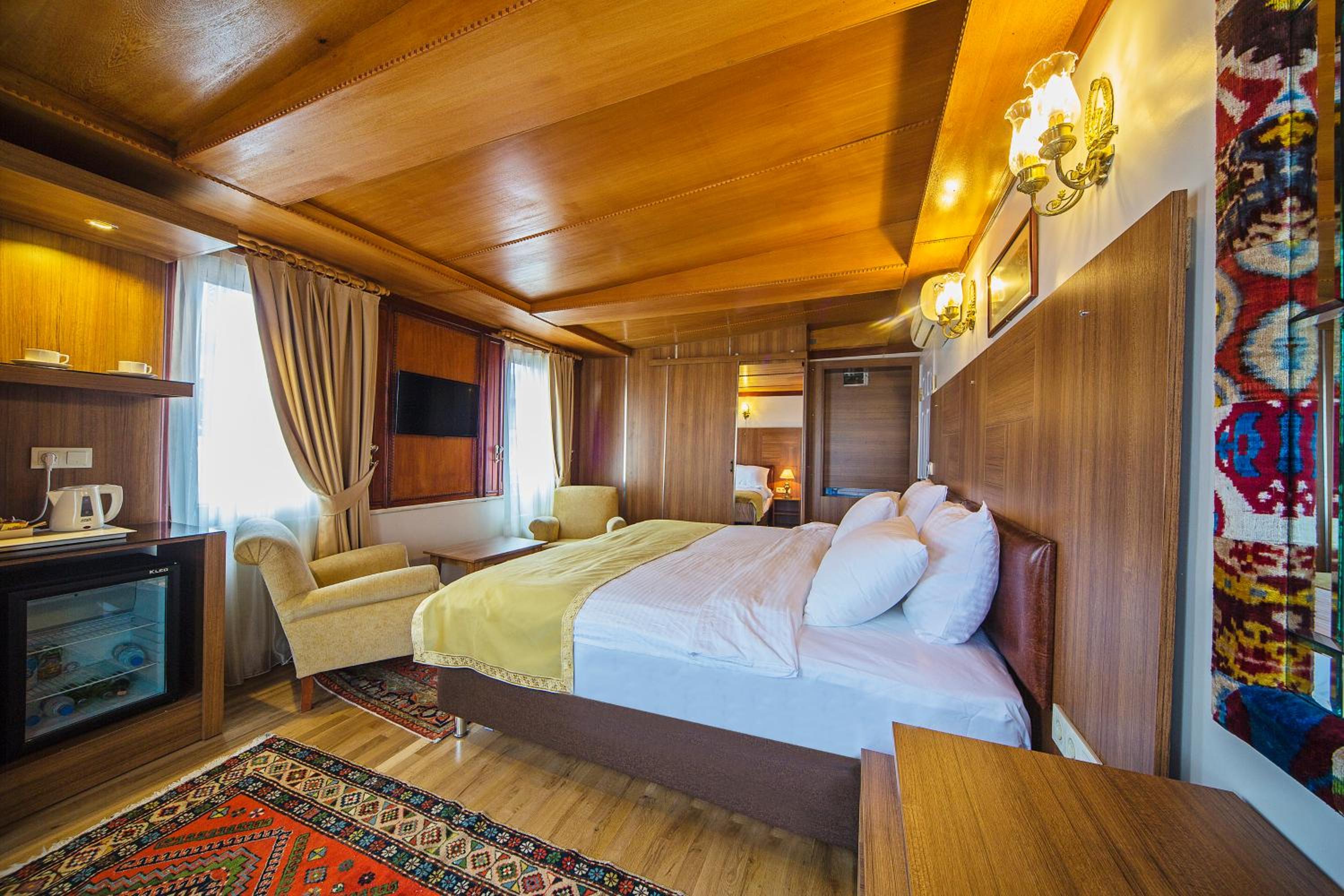 Deluxe Family Room with Balcony photo 2