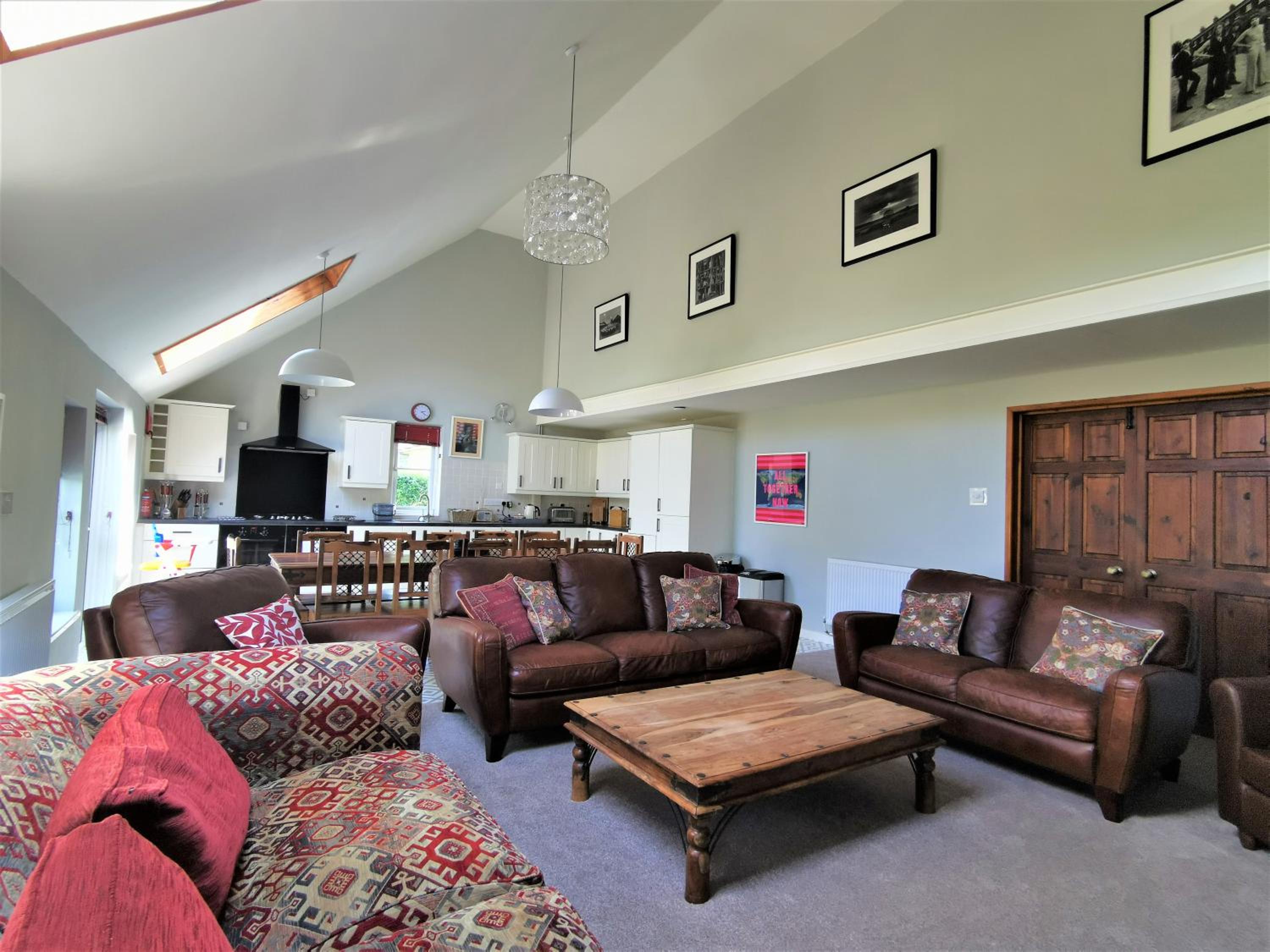 Five-Bedroom House photo 2