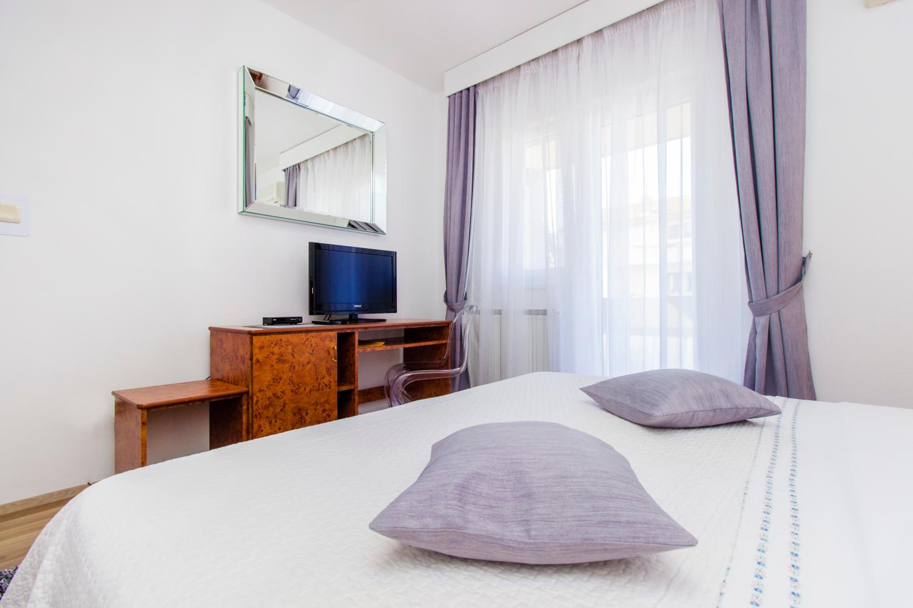 Double Room with Balcony - Photo 5