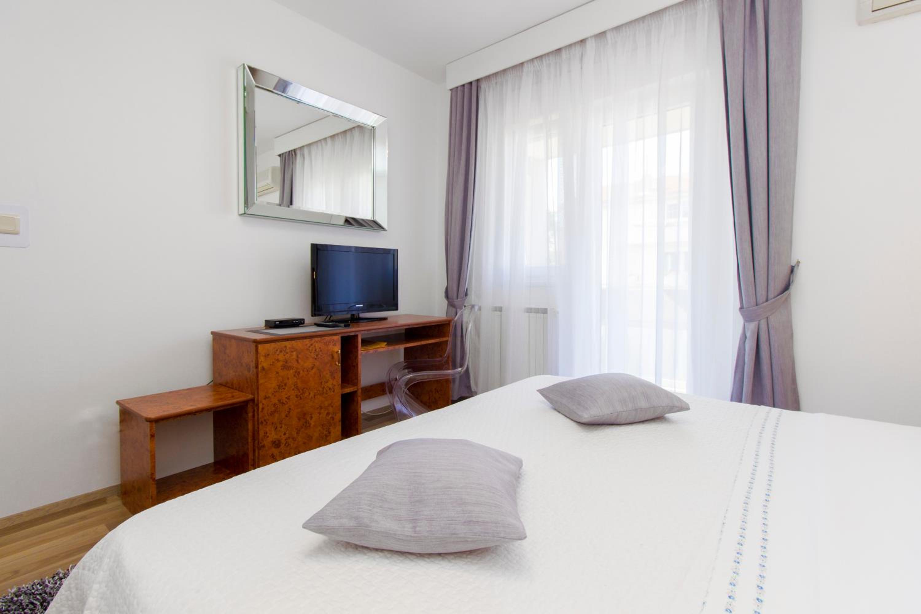 Double Room with Balcony - Photo 6